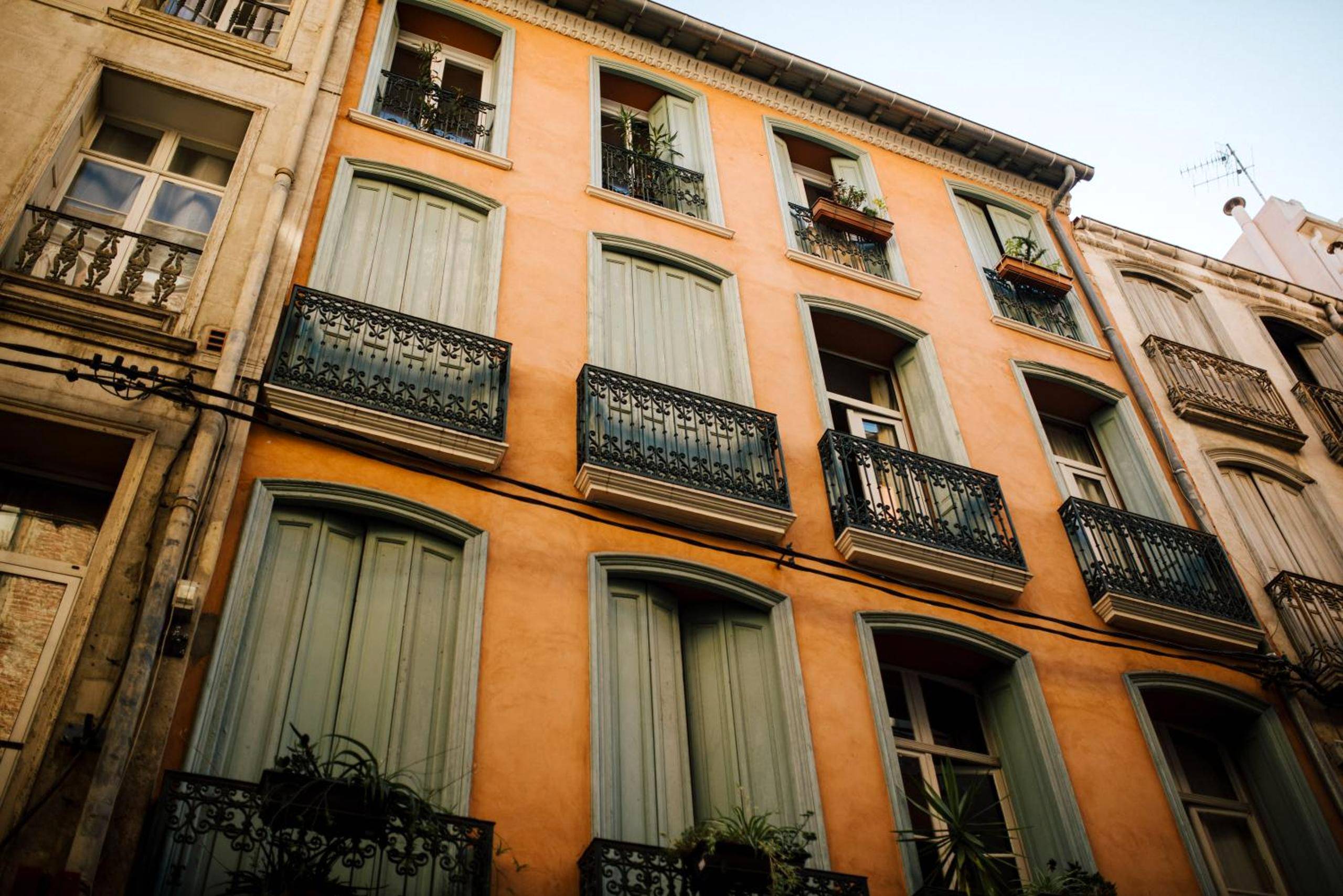 Façade d'immeuble aux murs orangés - La Suite Romantique avec Jacuzzi au Cœur de Perpignan