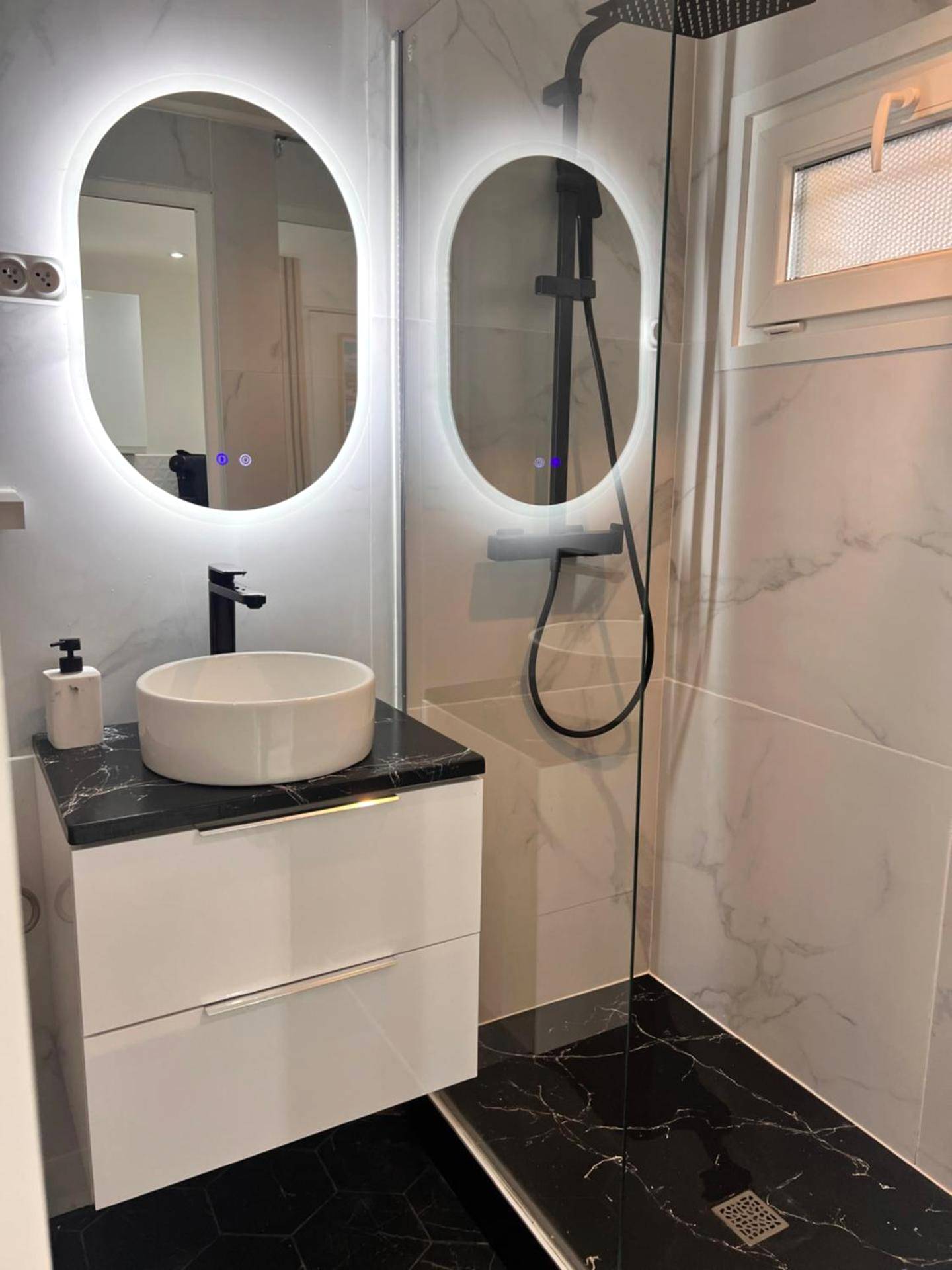 Salle d'eau moderne avec miroir LED circulaire - Love Room La Ciotat - Suite jacuzzi 2 min de la mer