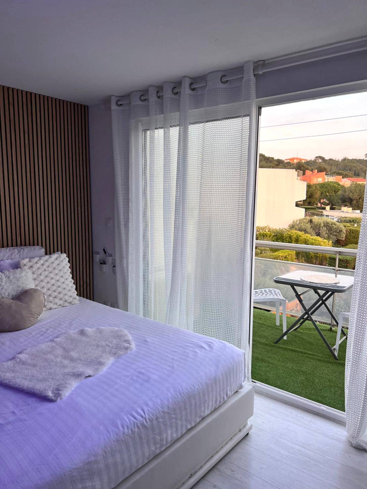 Chambre lumineuse avec balcon et gazon synthétique - Suite jacuzzi 2 min de la mer