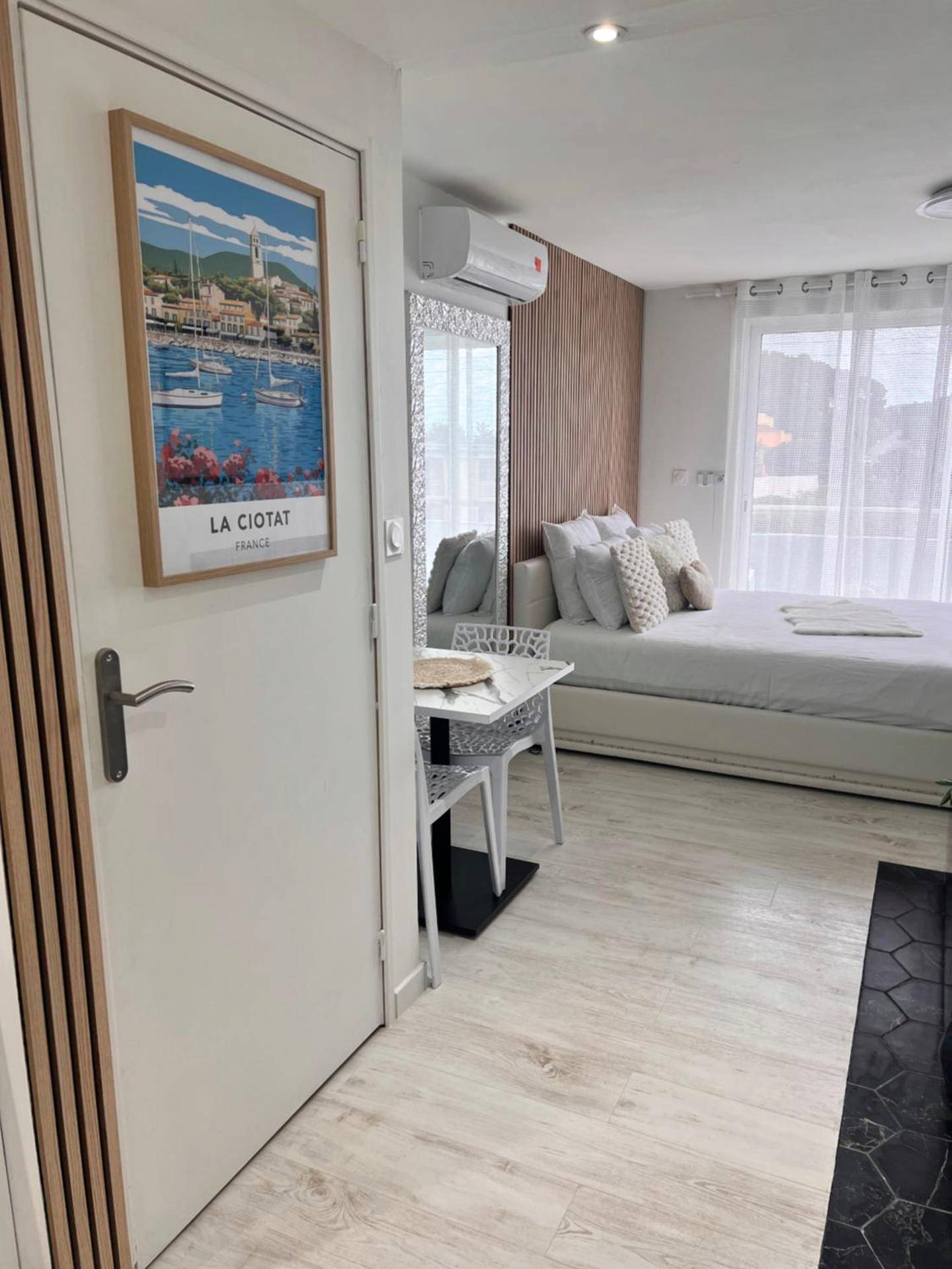 Entrée du studio avec vue sur l'espace nuit - Suite jacuzzi 2 min de la mer