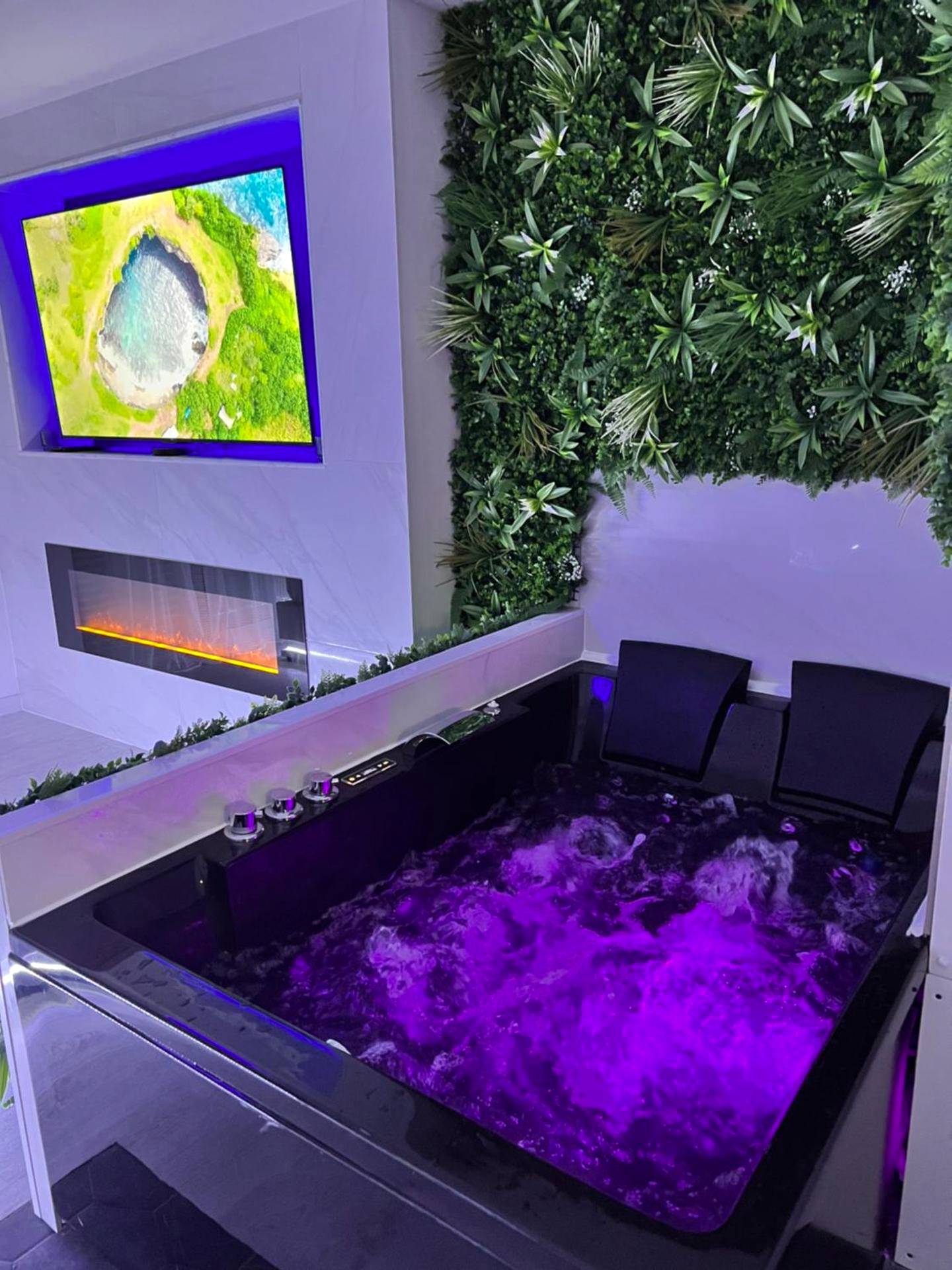 Jacuzzi privatif avec éclairage violet et TV - Suite jacuzzi 2 min de la mer