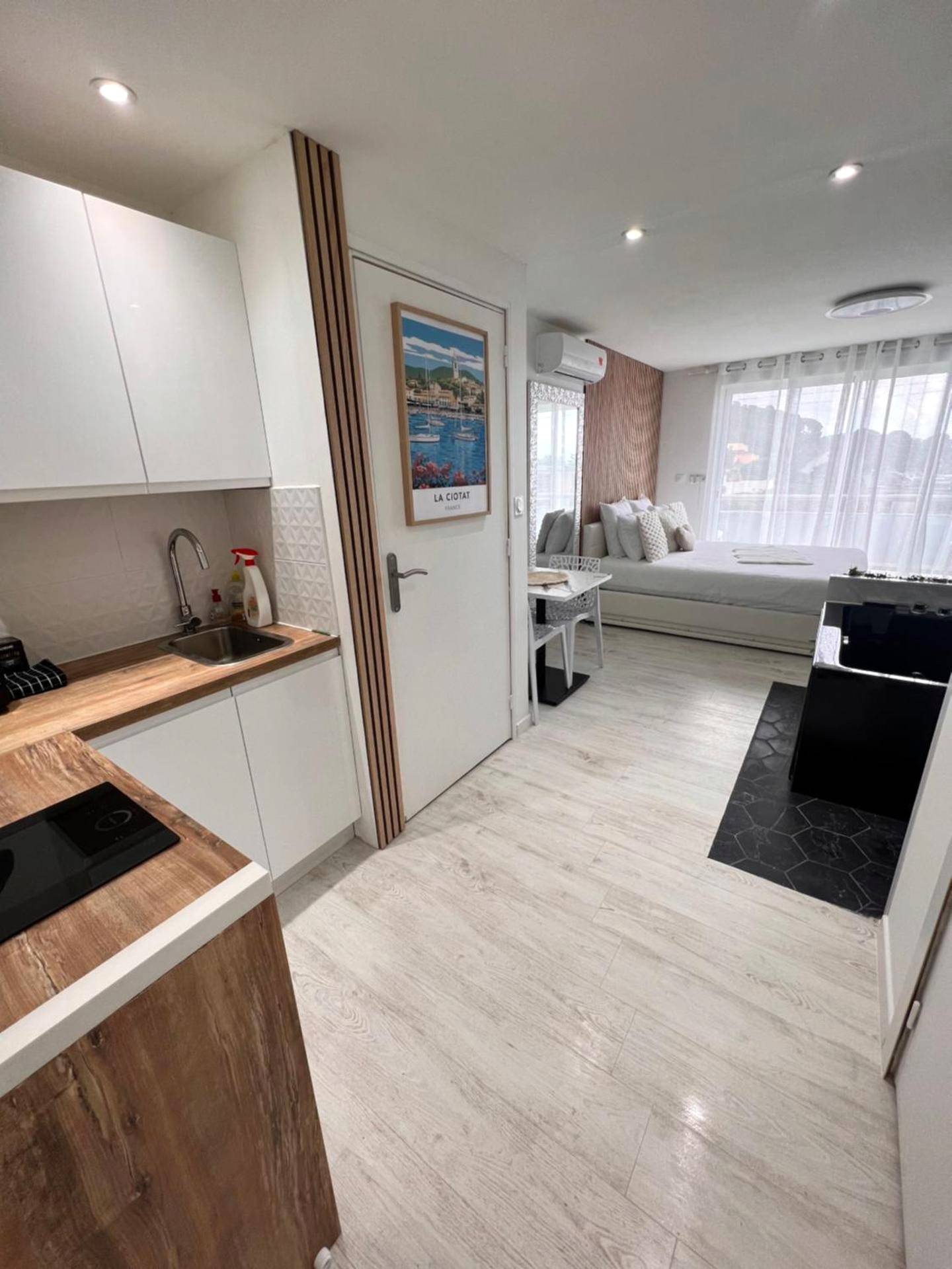 Cuisine équipée ouverte sur la pièce de vie - Suite jacuzzi 2 min de la mer