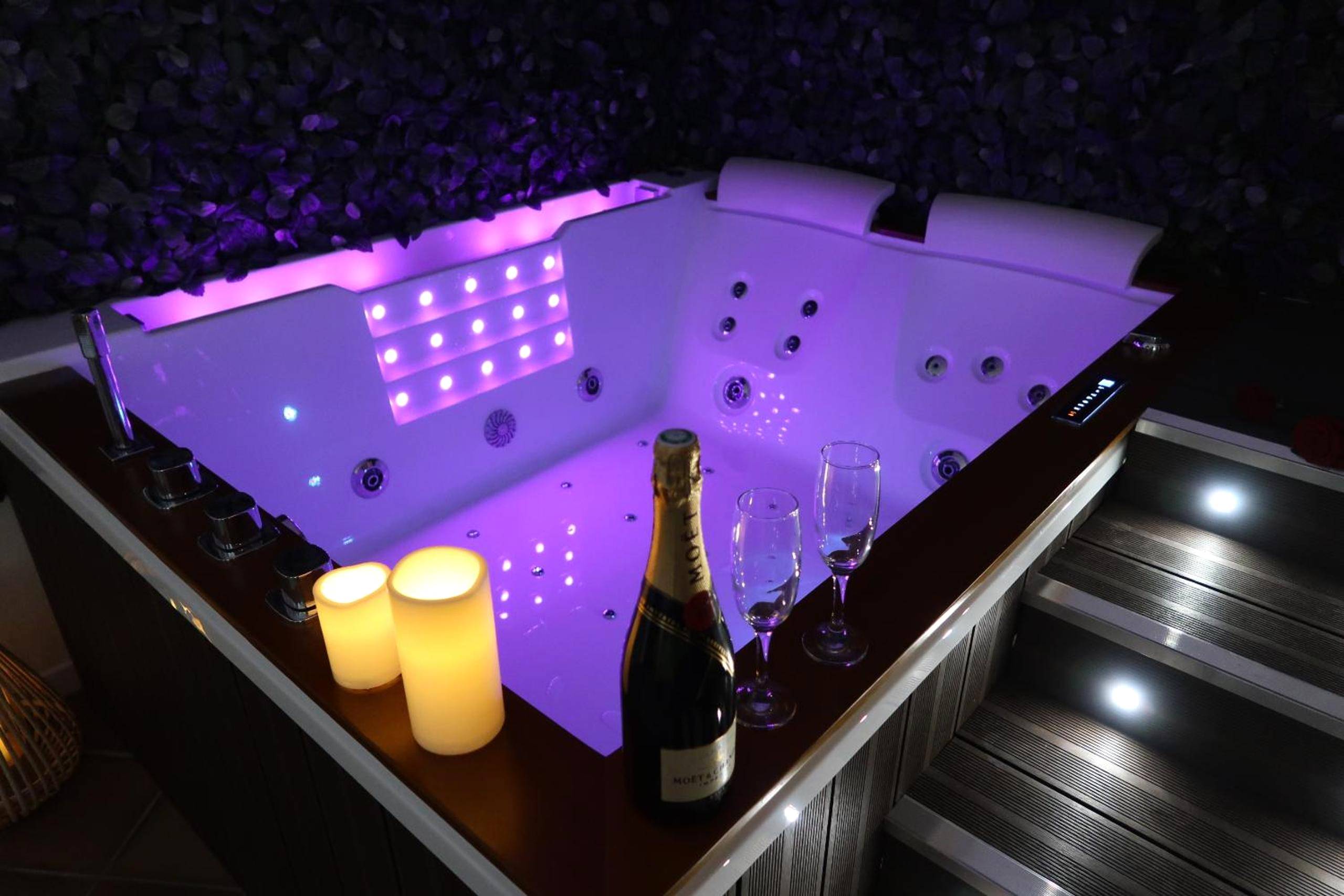 Jacuzzi privatif avec éclairage violet et... - Love Room Saint - Valery - en - Caux - Intimiste parenthèse, Saint - La...