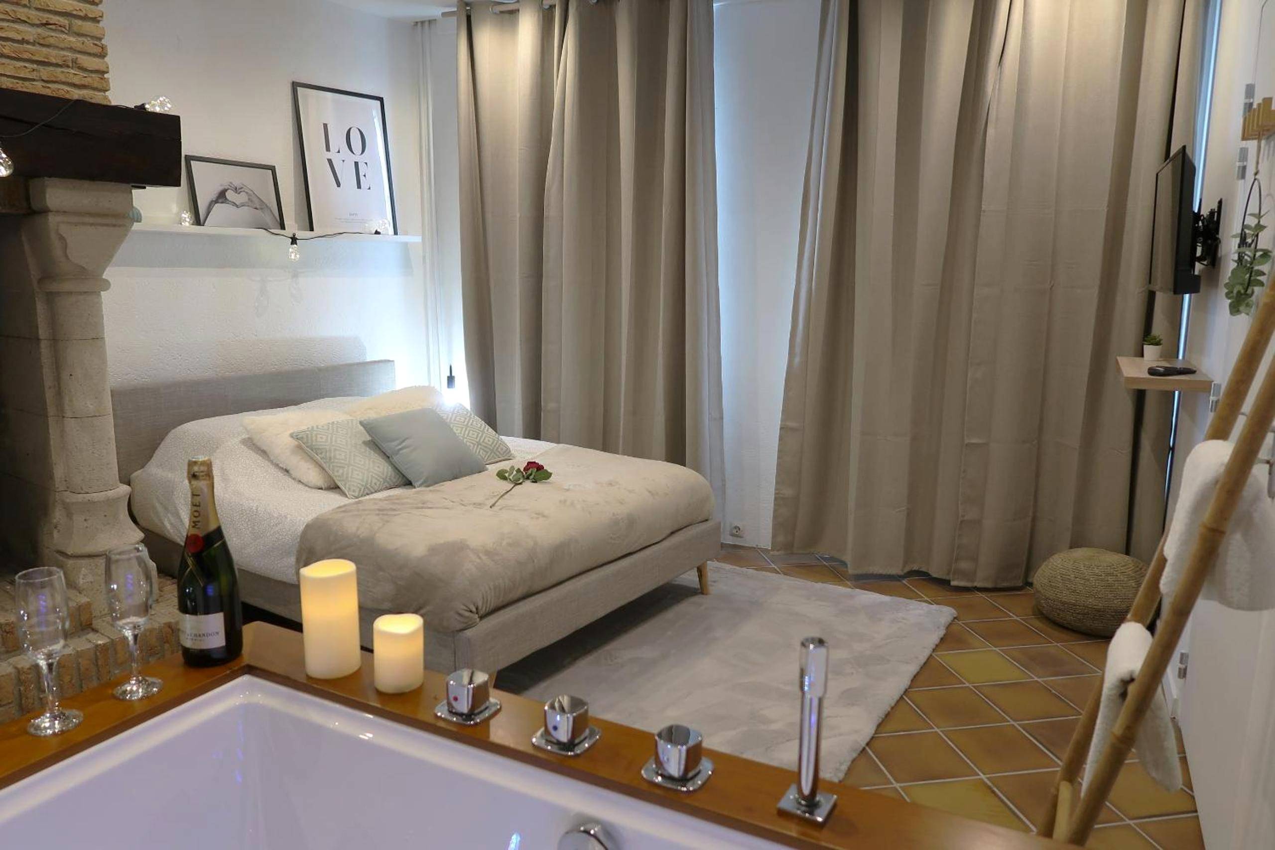 Chambre romantique avec vue depuis le jacuzzi - Intimiste parenthèse, Saint - La Suite, love room, Grand Jacuzzi, port...