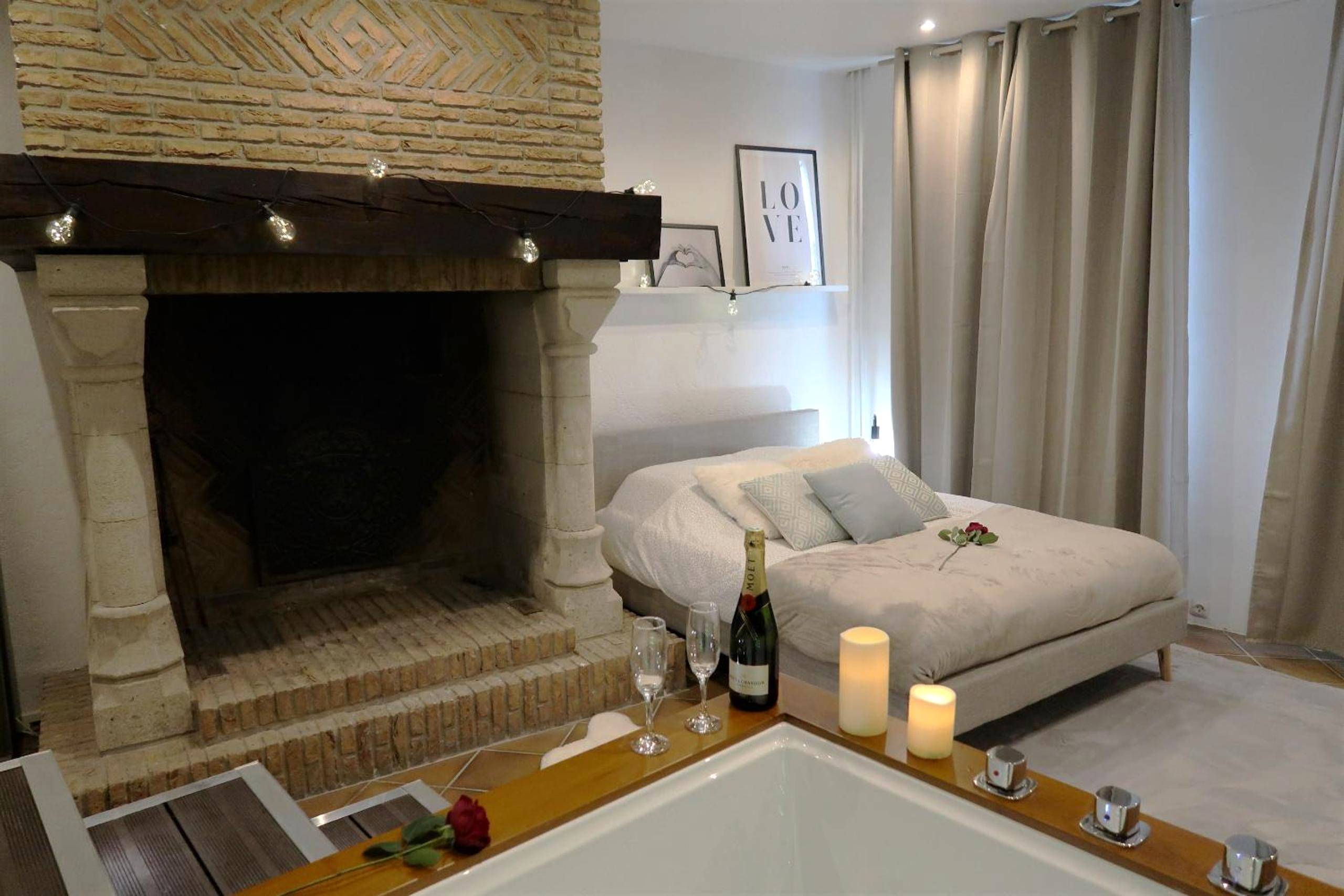 Grande cheminée ancienne et lit king size - Intimiste parenthèse, Saint - La Suite, love room, Grand Jacuzzi, port de...