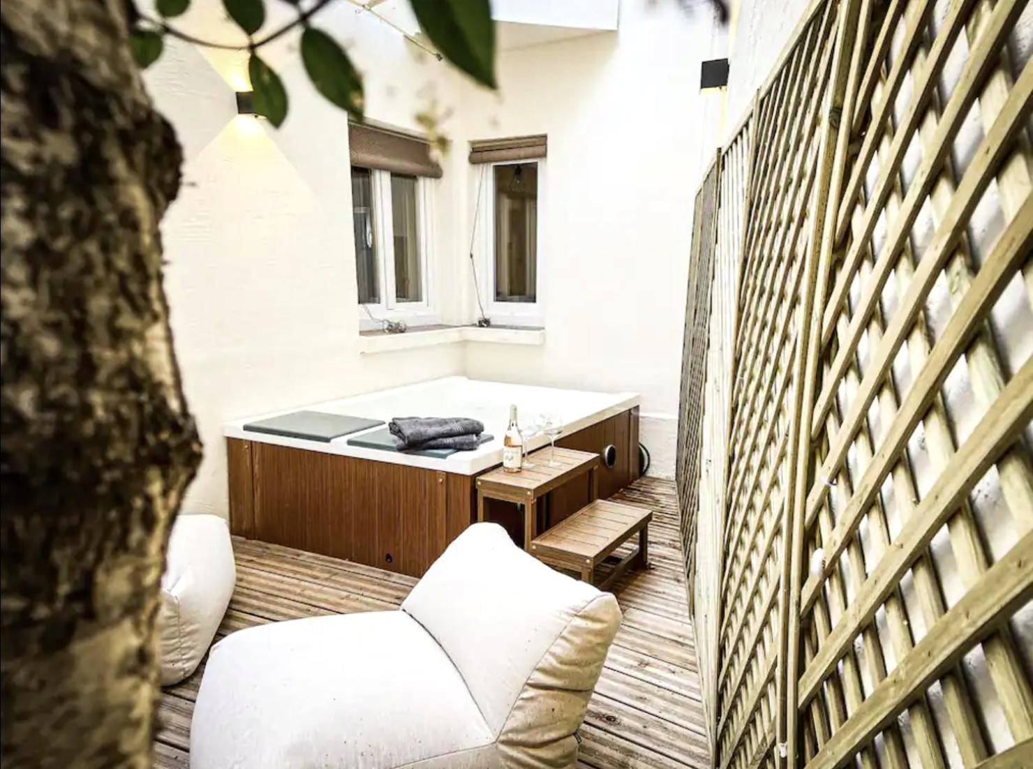 Jacuzzi extérieur sur terrasse en bois - Love Room Paris - Suite luxueuse avec jardin privatif et jacuzzi