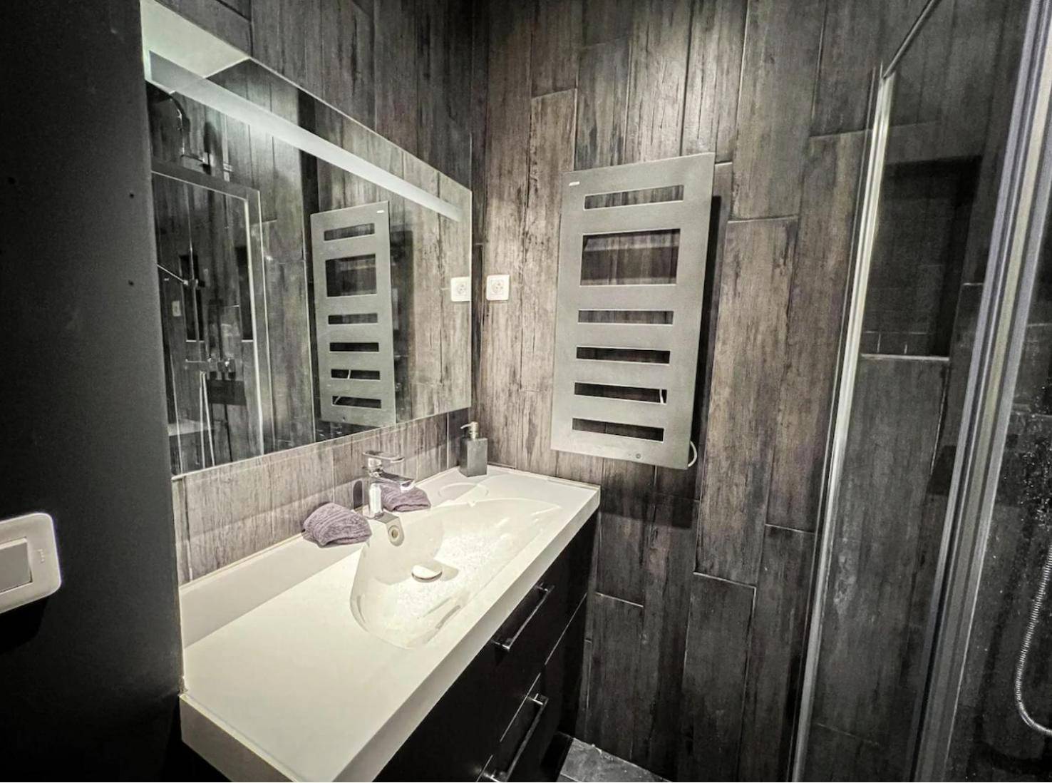 Salle de bain moderne avec vasque blanche - Suite luxueuse avec jardin privatif et jacuzzi