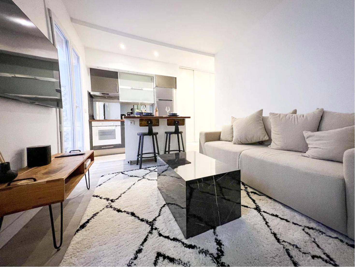 Salon contemporain avec canapé et table en marbre - Suite luxueuse avec jardin privatif et jacuzzi