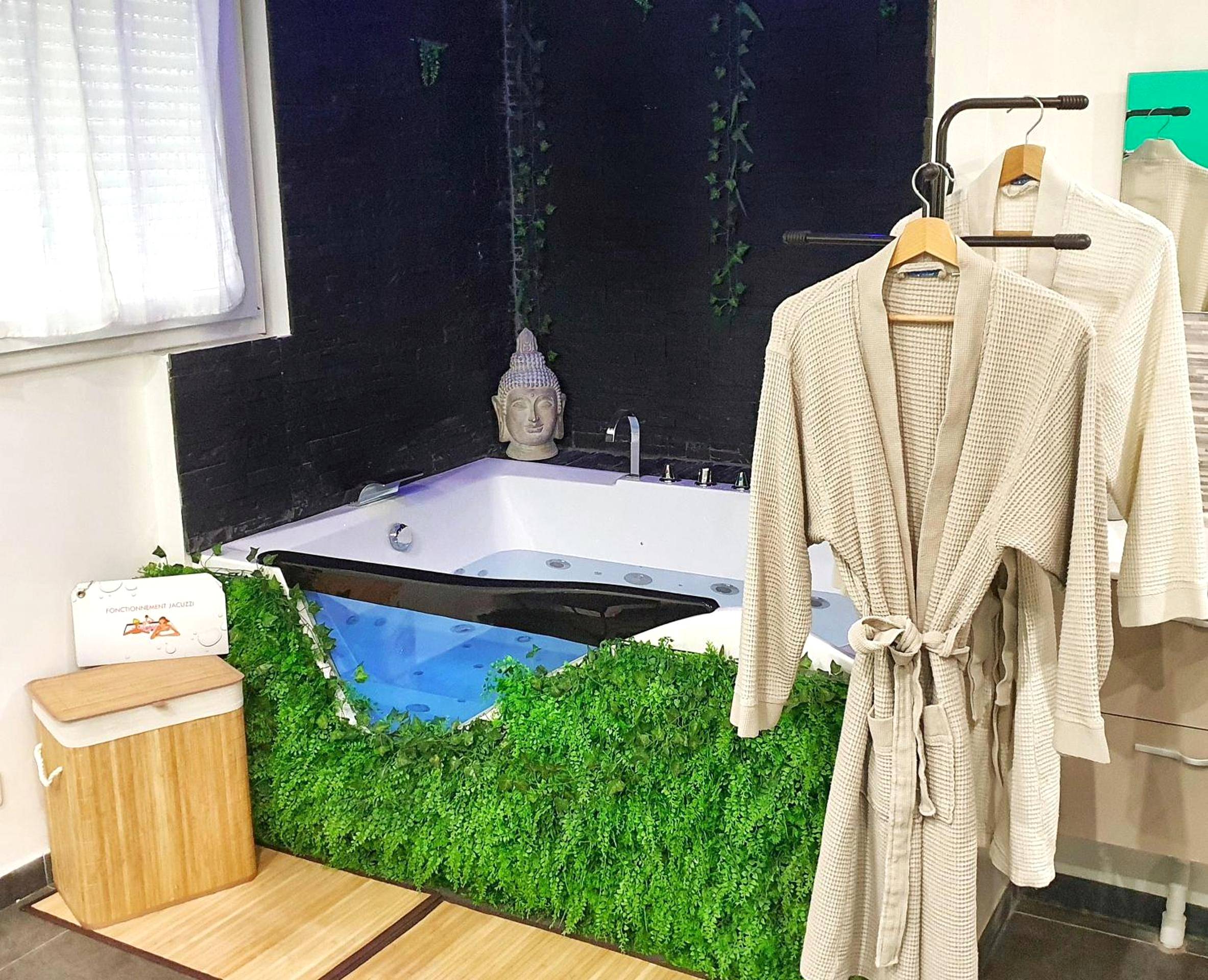 Jacuzzi avec mur végétal et peignoirs - Love Room Marseille - Suite Jacuzzi Privatif Plage Des Catalans