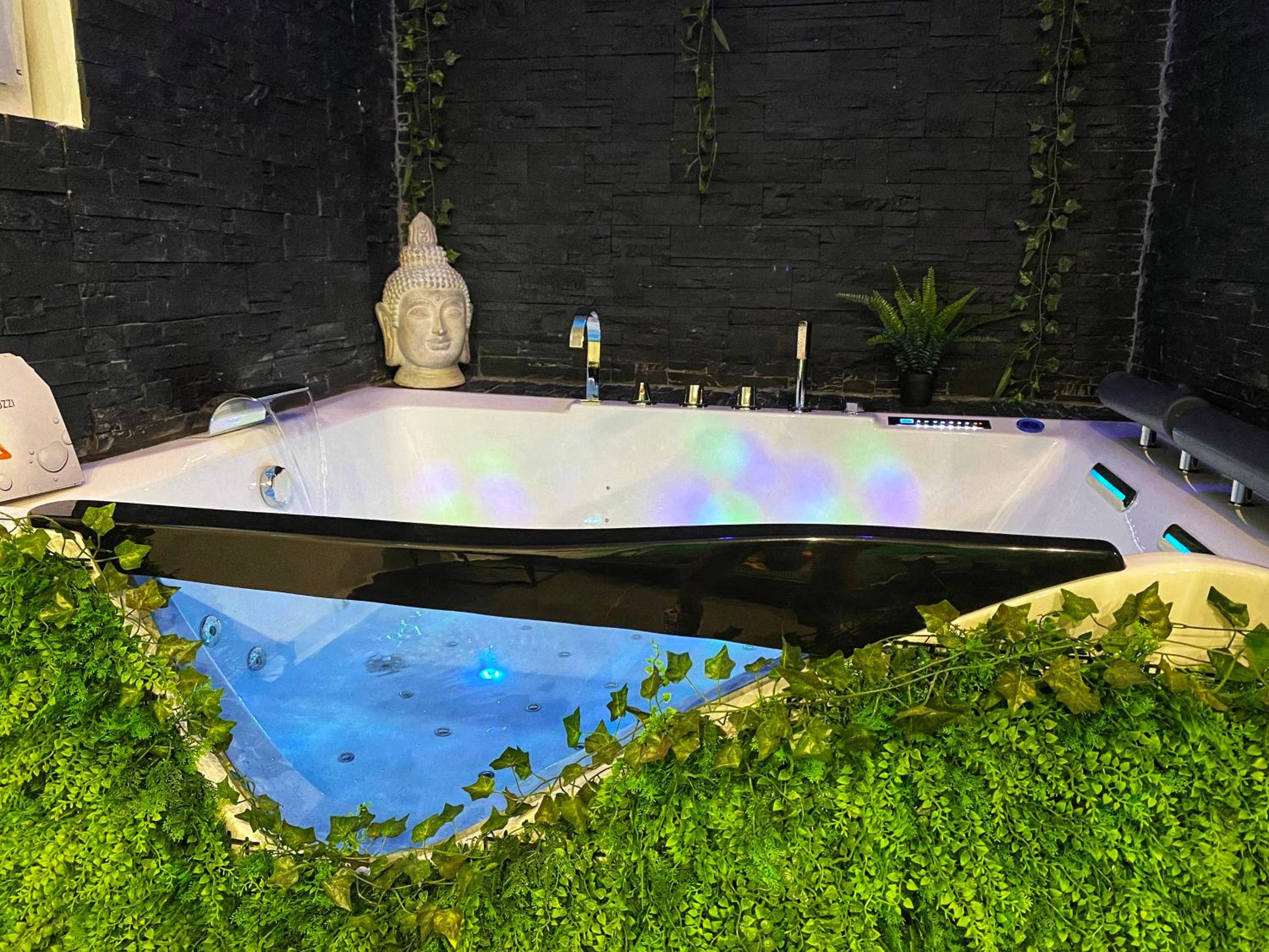 Baignoire balnéo lumineuse avec paroi vitrée - Suite Jacuzzi Privatif Plage Des Catalans