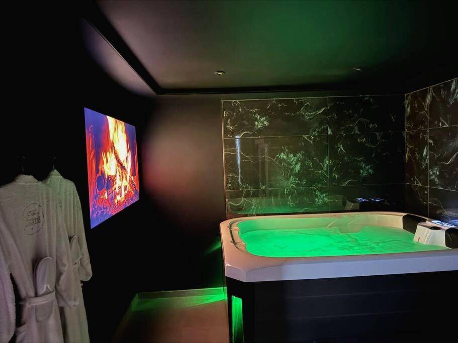 Vue du logement - Love Room Cruviers - Lascours - Suite romantique avec jacuzzi et sauna