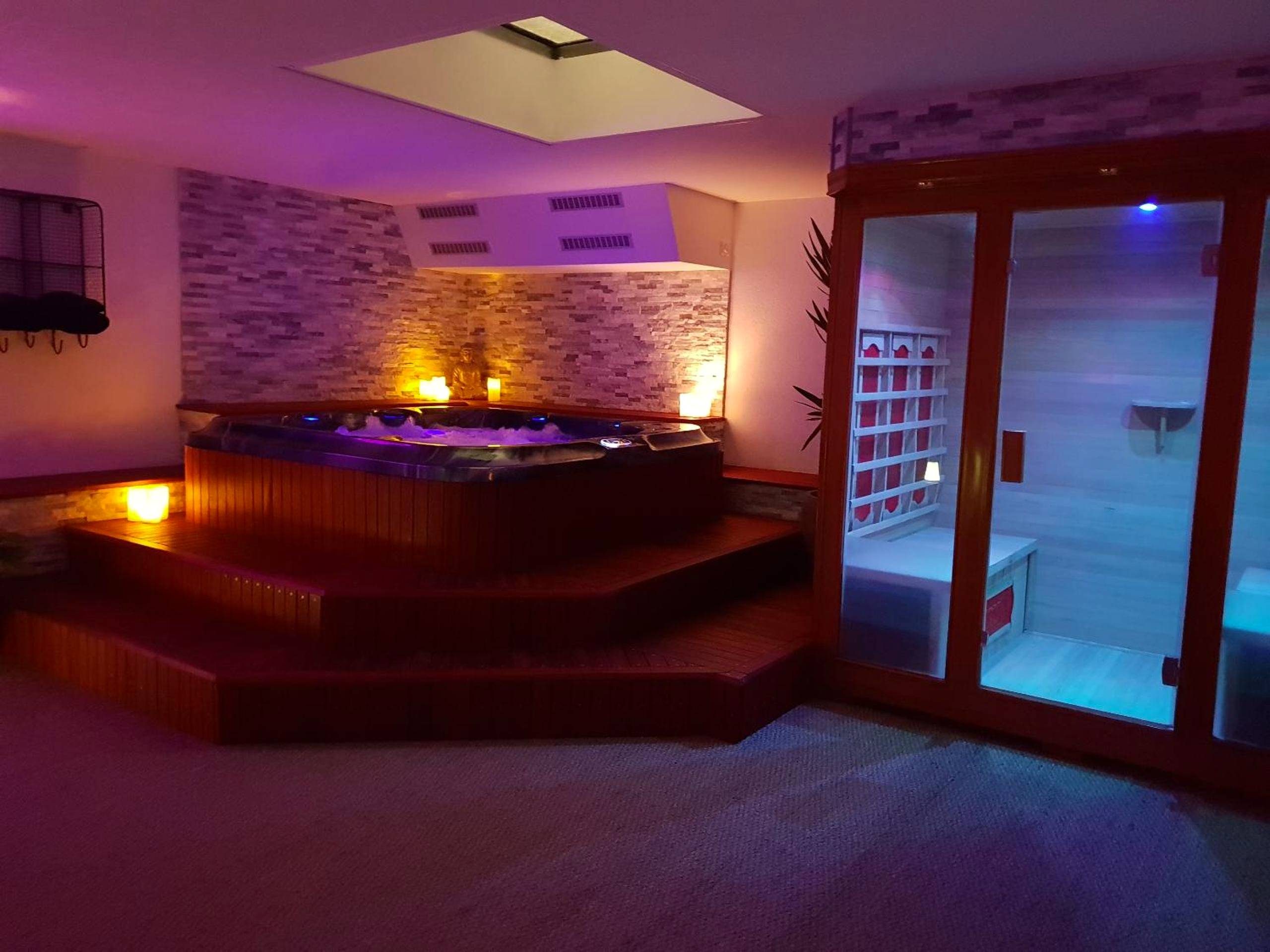 Jacuzzi et sauna avec éclairage d'ambiance - Love Room Clisson - Suite room jacuzzi sauna privatif illimité Clisson