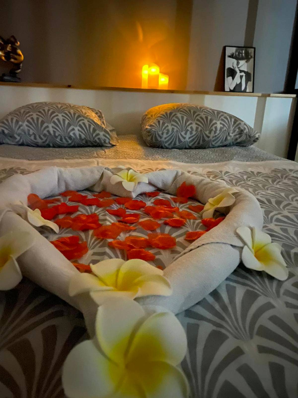 Pétales de rose en cœur sur lit king size - Suite room jacuzzi sauna privatif illimité Clisson