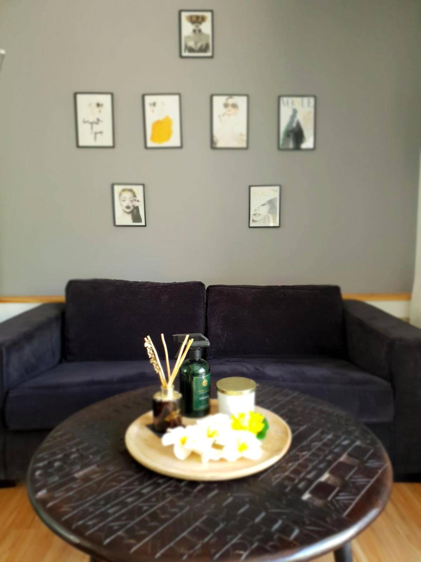 Salon avec canapé sombre et cadres décoratifs - Suite room jacuzzi sauna privatif illimité Clisson