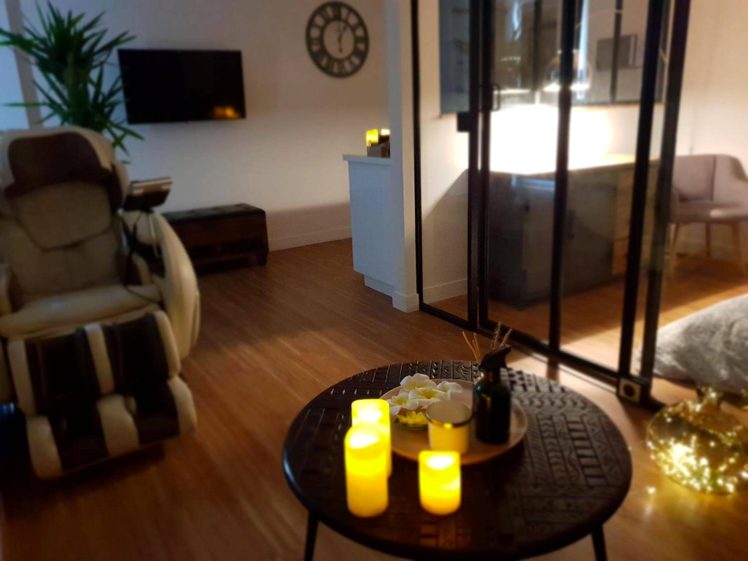 Fauteuil de massage et table basse avec bougies - Suite room jacuzzi sauna privatif illimité Clisson