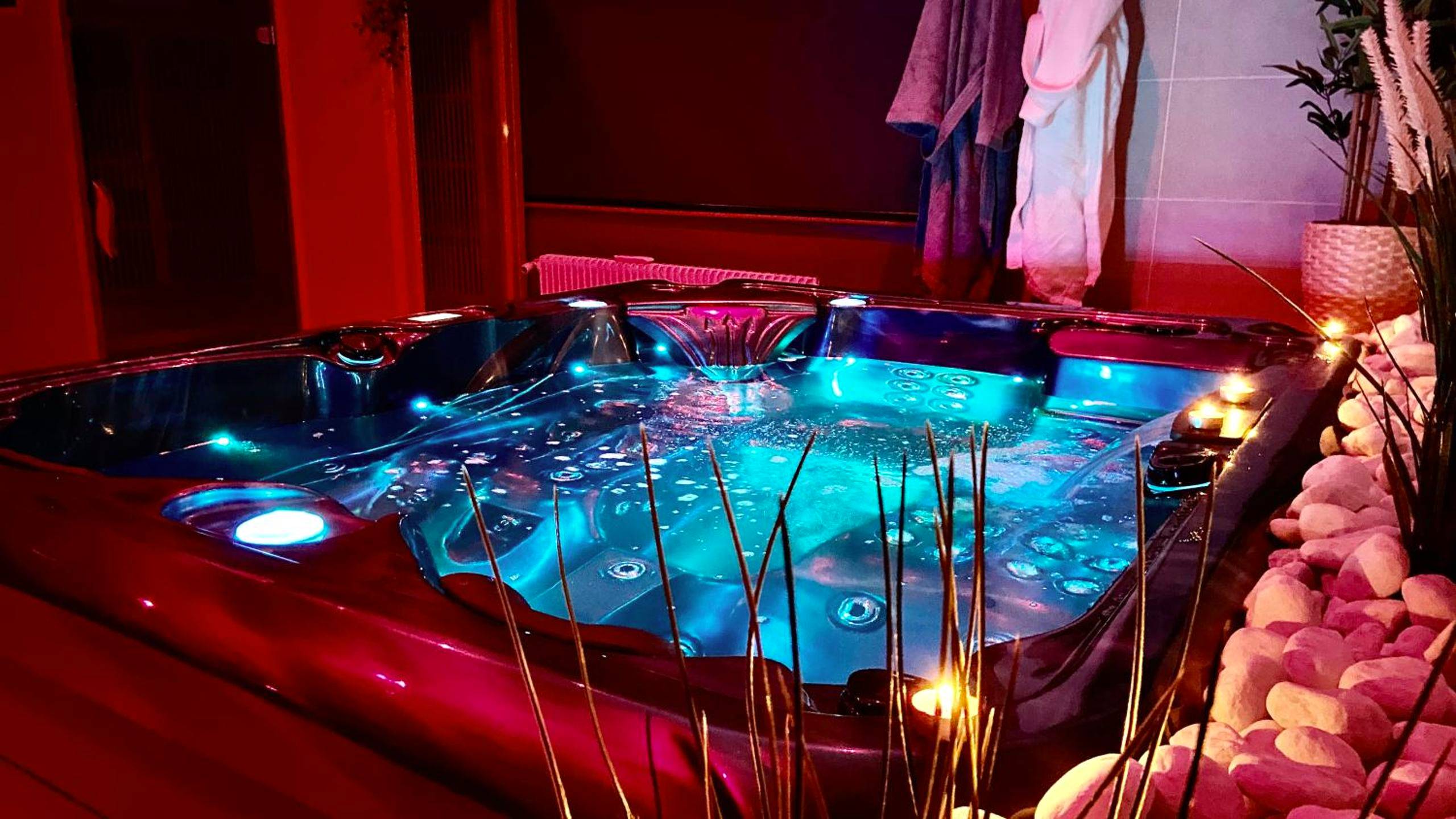 Jacuzzi privatif avec éclairage LED bleu - Love Room Évreux - Suite avec Jacuzzi et Sauna Privée