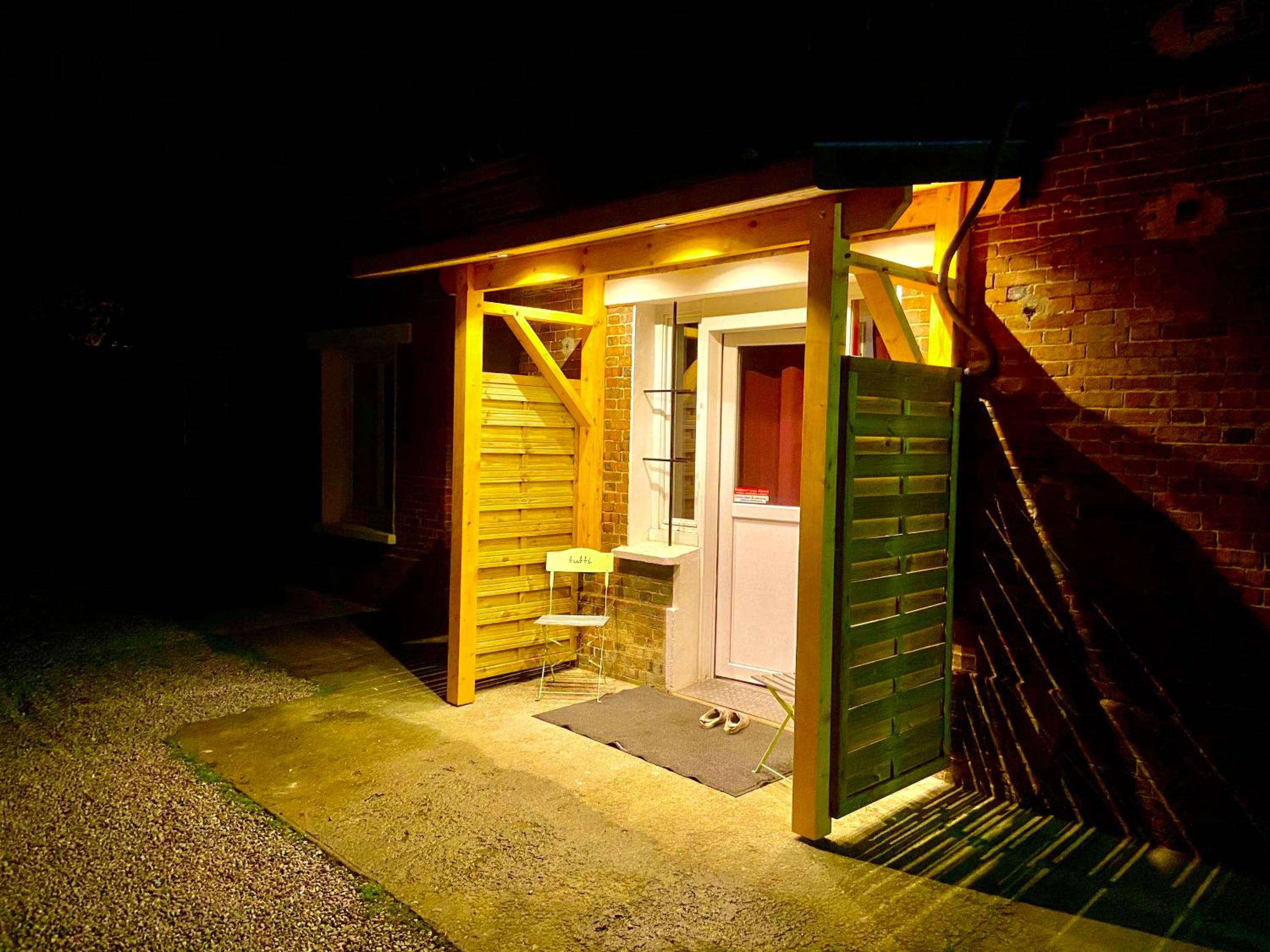 Entrée privative éclairée de nuit - Suite avec Jacuzzi et Sauna Privée