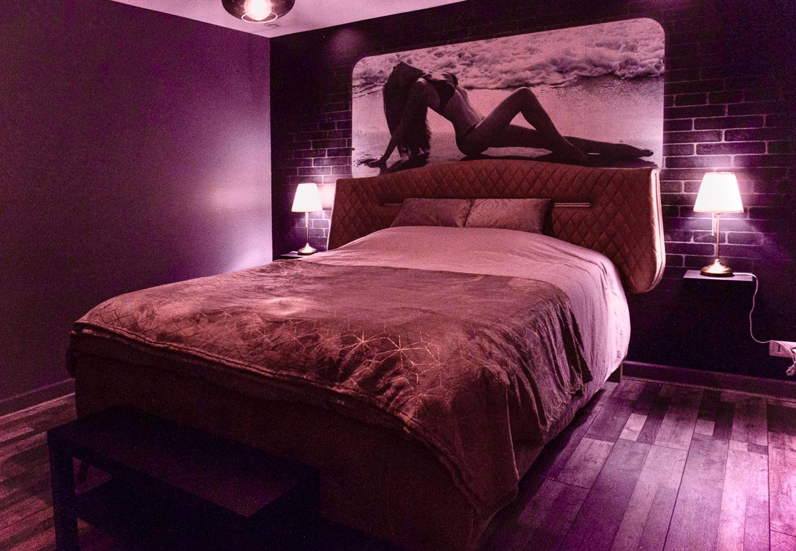 Chambre romantique avec mur de briques - Suite avec Jacuzzi et Sauna Privée