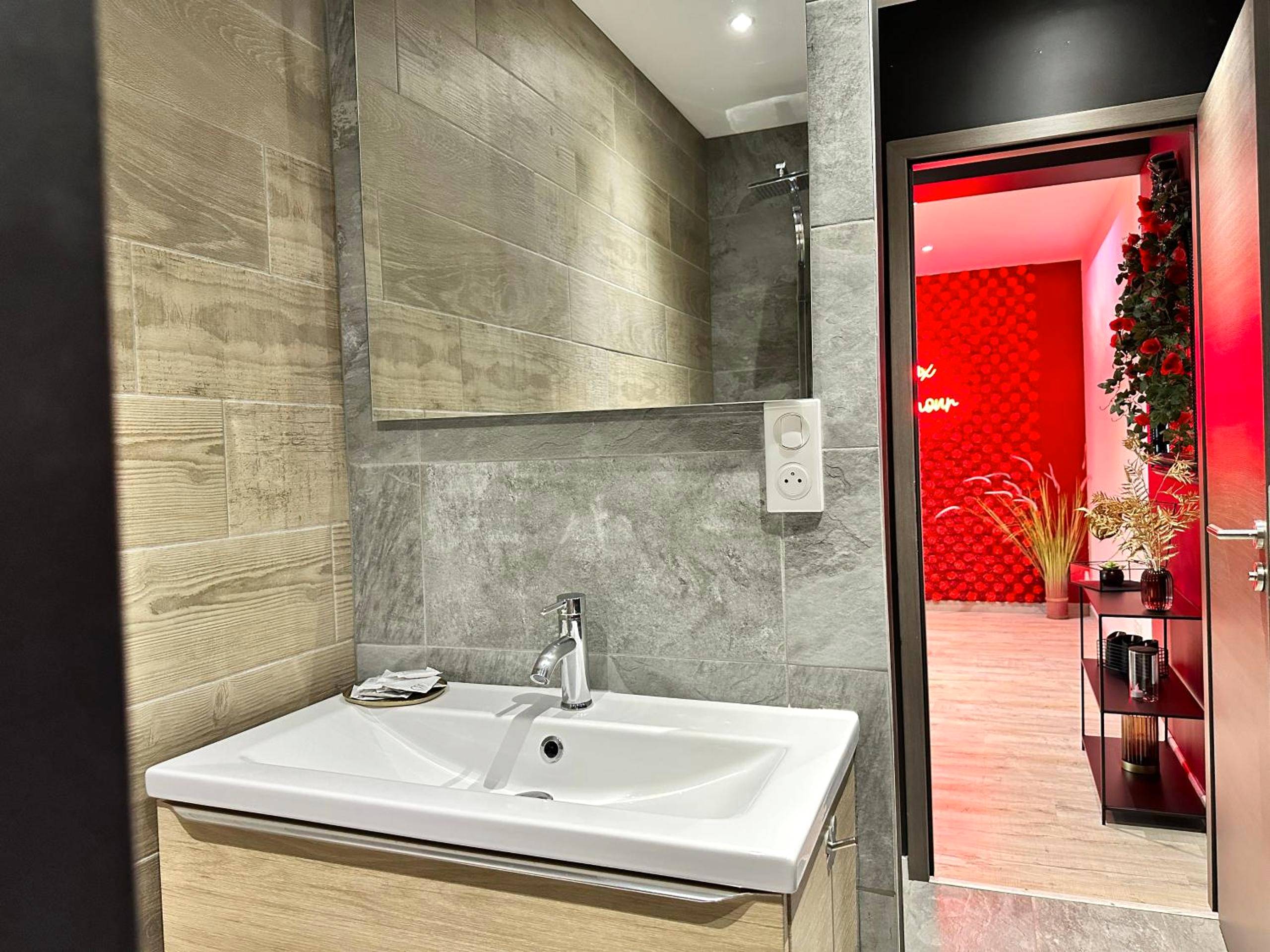 Meuble vasque moderne et miroir rectangulaire - Suite Jeux d’Amour Jacuzzi / Love Room