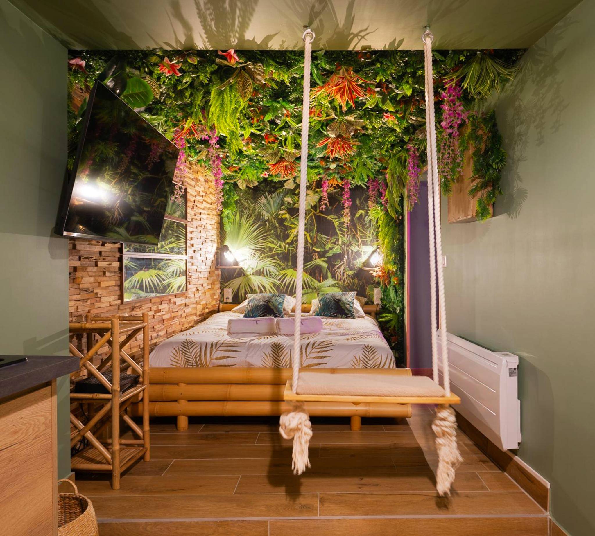Lit en bambou avec balançoire intérieure - Suite jungle amour détente