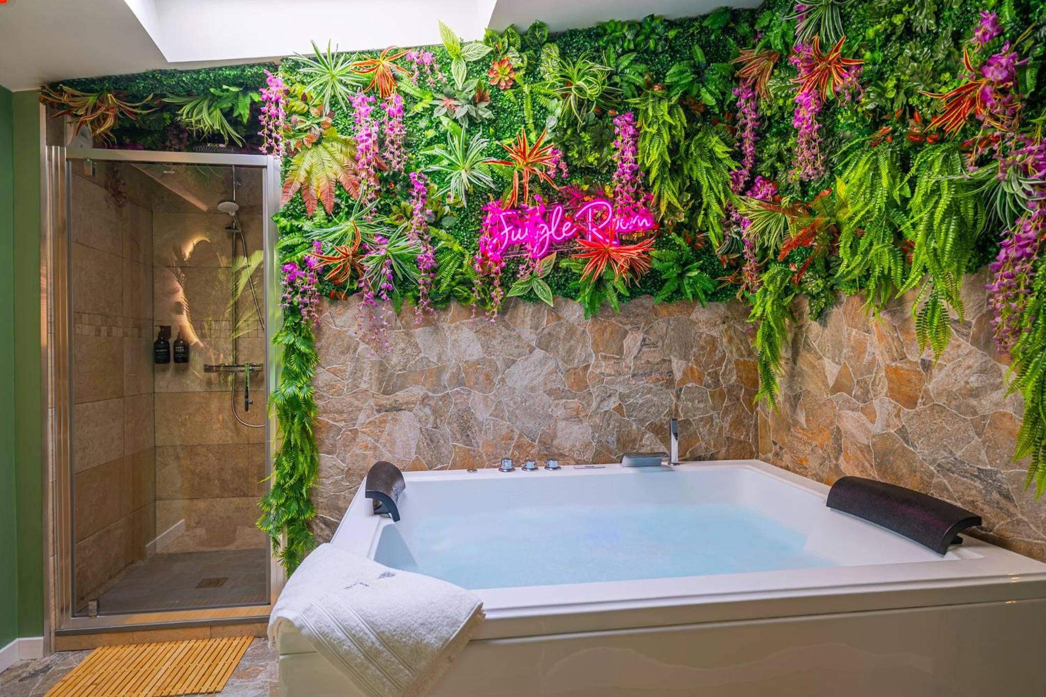 Baignoire balnéo et douche à l'italienne - Suite jungle amour détente