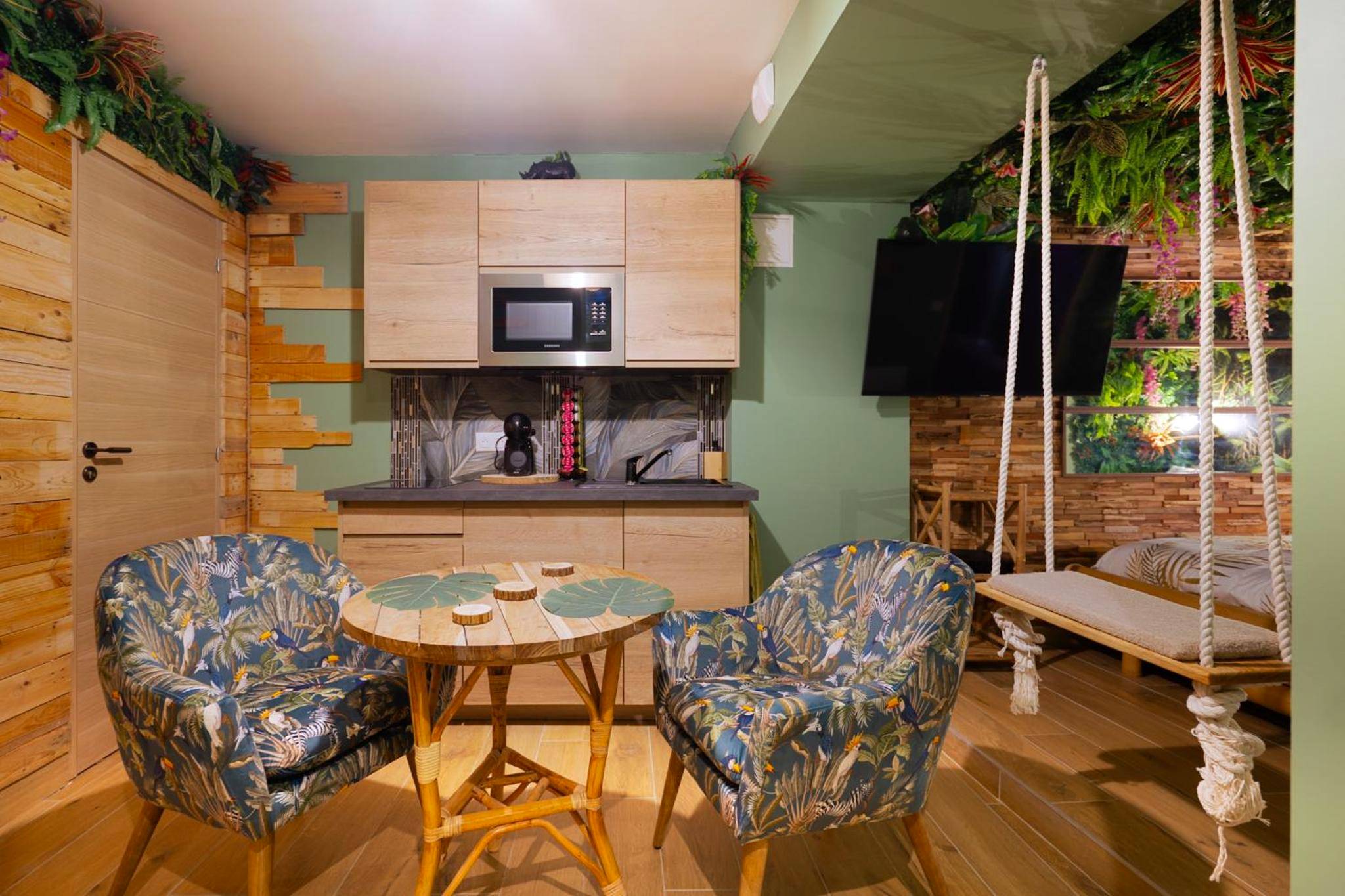 Espace repas avec fauteuils à motifs tropicaux - Suite jungle amour détente