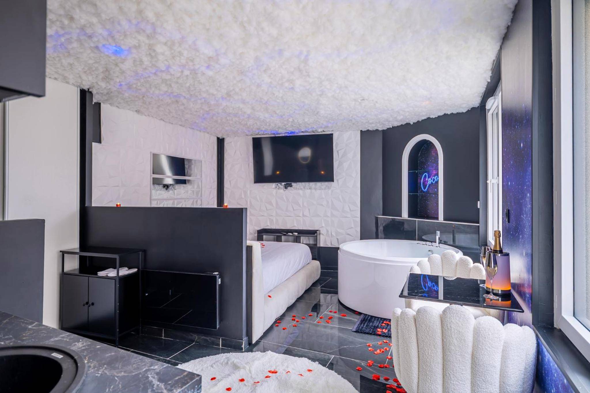 Suite romantique avec jacuzzi et plafond nuage - Suite jungle amour détente