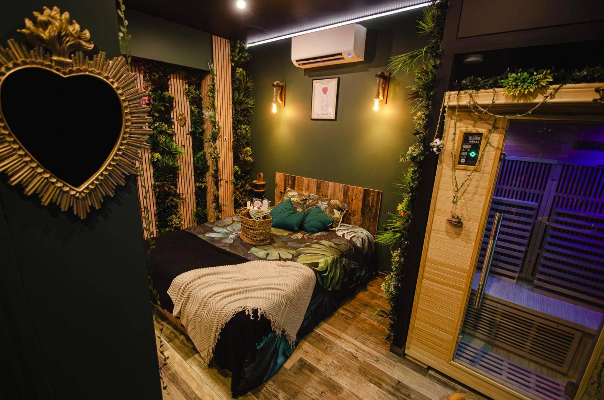 Chambre thématique avec sauna et mur végétal - Suite Jungle Spa - Sauna & Balnéo