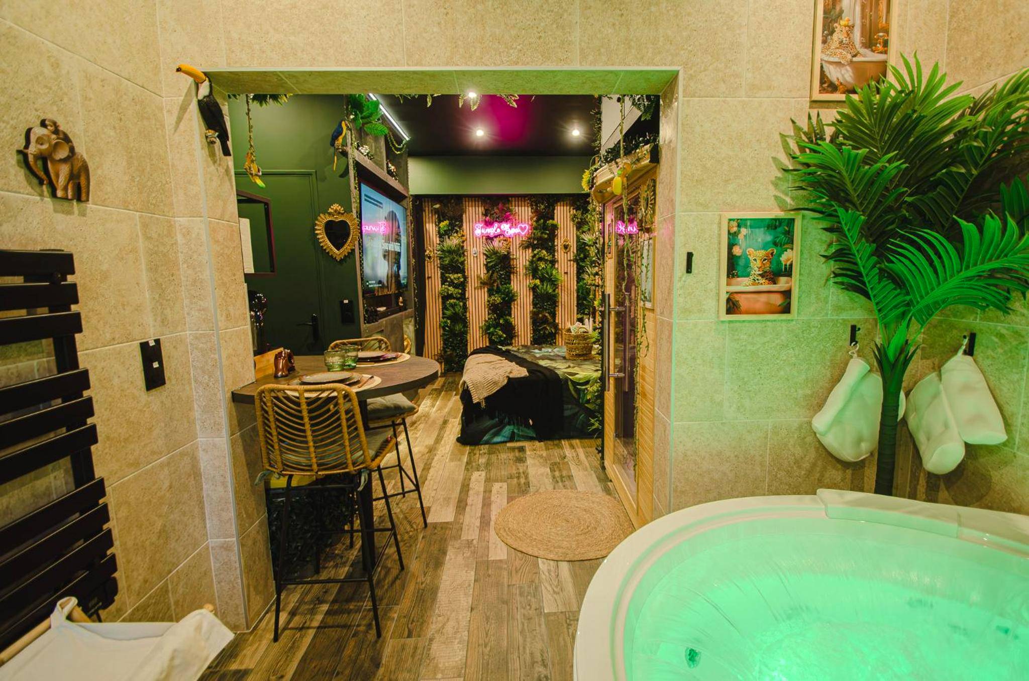 Photo du logement - Suite Jungle Spa - Sauna & Balnéo - Château - Thierry