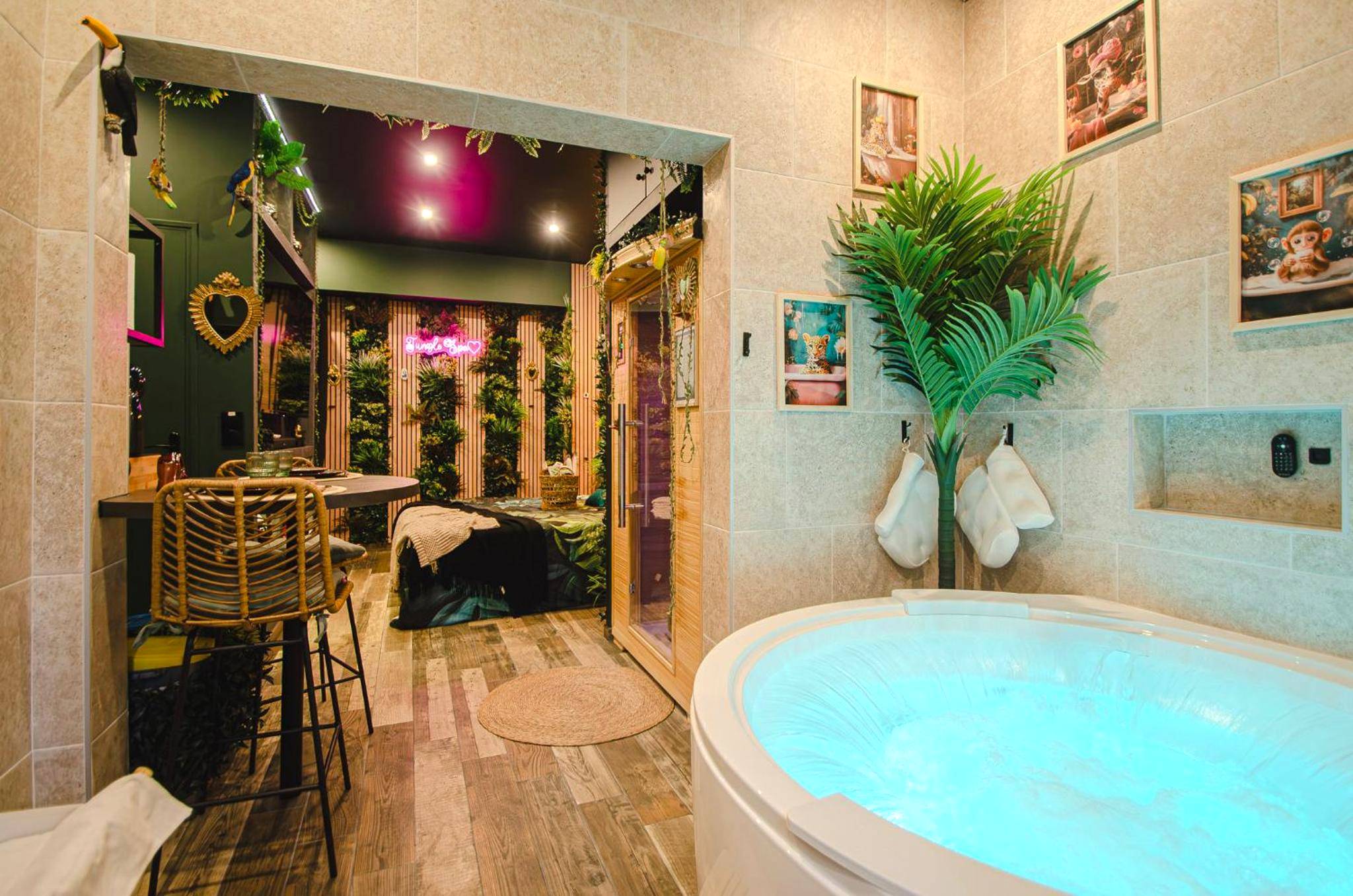 Jacuzzi lumineux et vue sur l'espace nuit - Suite Jungle Spa - Sauna & Balnéo