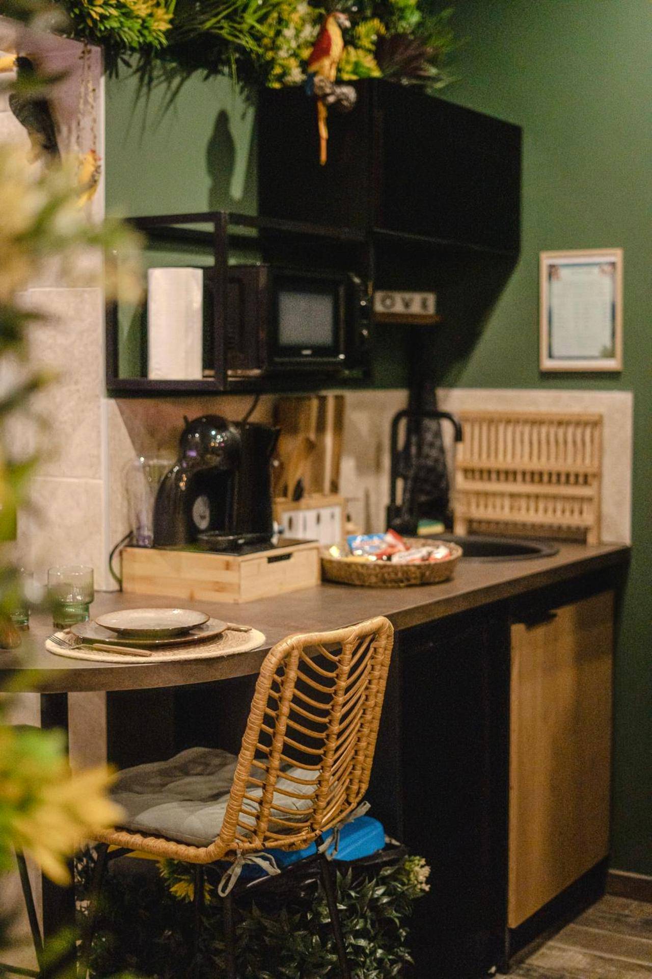 Espace cuisine équipée avec coin repas - Suite Jungle Spa - Sauna & Balnéo