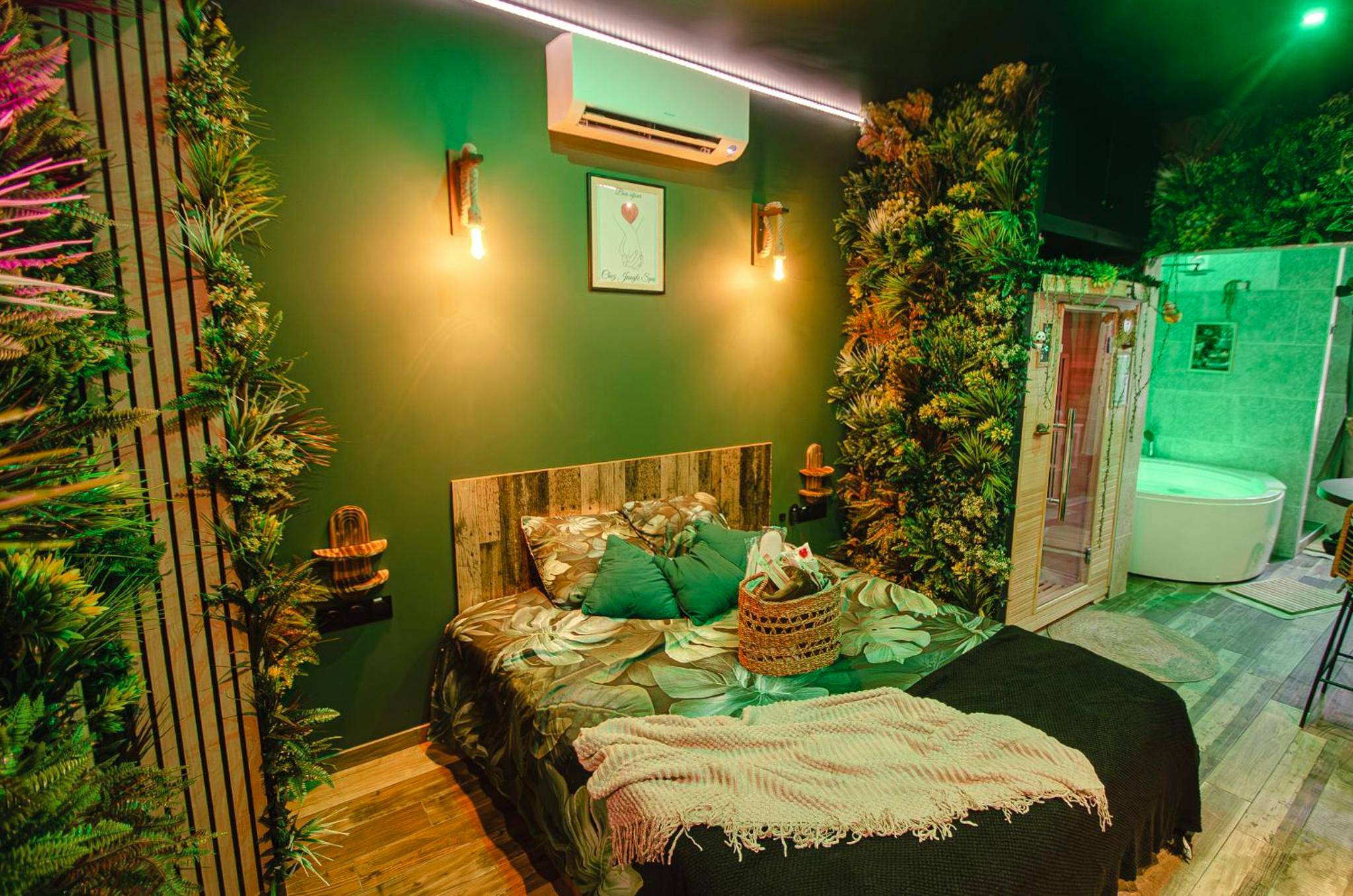 Lit double avec parure jungle et spa privatif - Suite Jungle Spa - Sauna & Balnéo