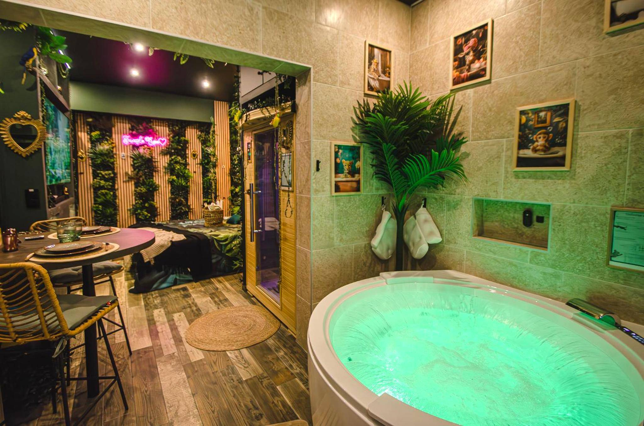 Photo du logement - Suite Jungle Spa - Sauna & Balnéo - Château - Thierry