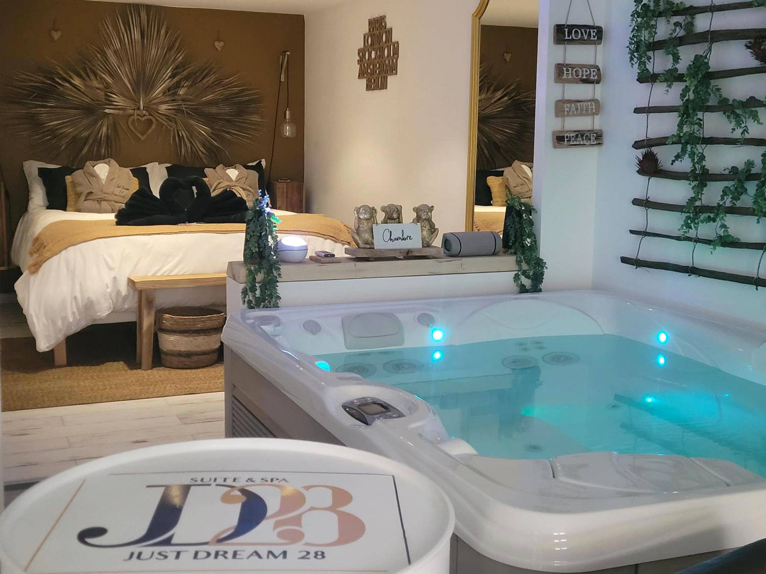 Jacuzzi privatif et lit avec cygnes en serviette - Love Room Six - Fours - les - Plages - Suite & SPA Just Dream 28