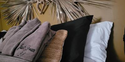 Gros plan sur peignoirs et coussins décoratifs - Suite & SPA Just Dream 28