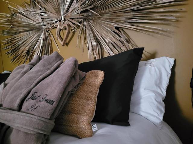 Gros plan sur peignoirs et coussins décoratifs - Suite & SPA Just Dream 28