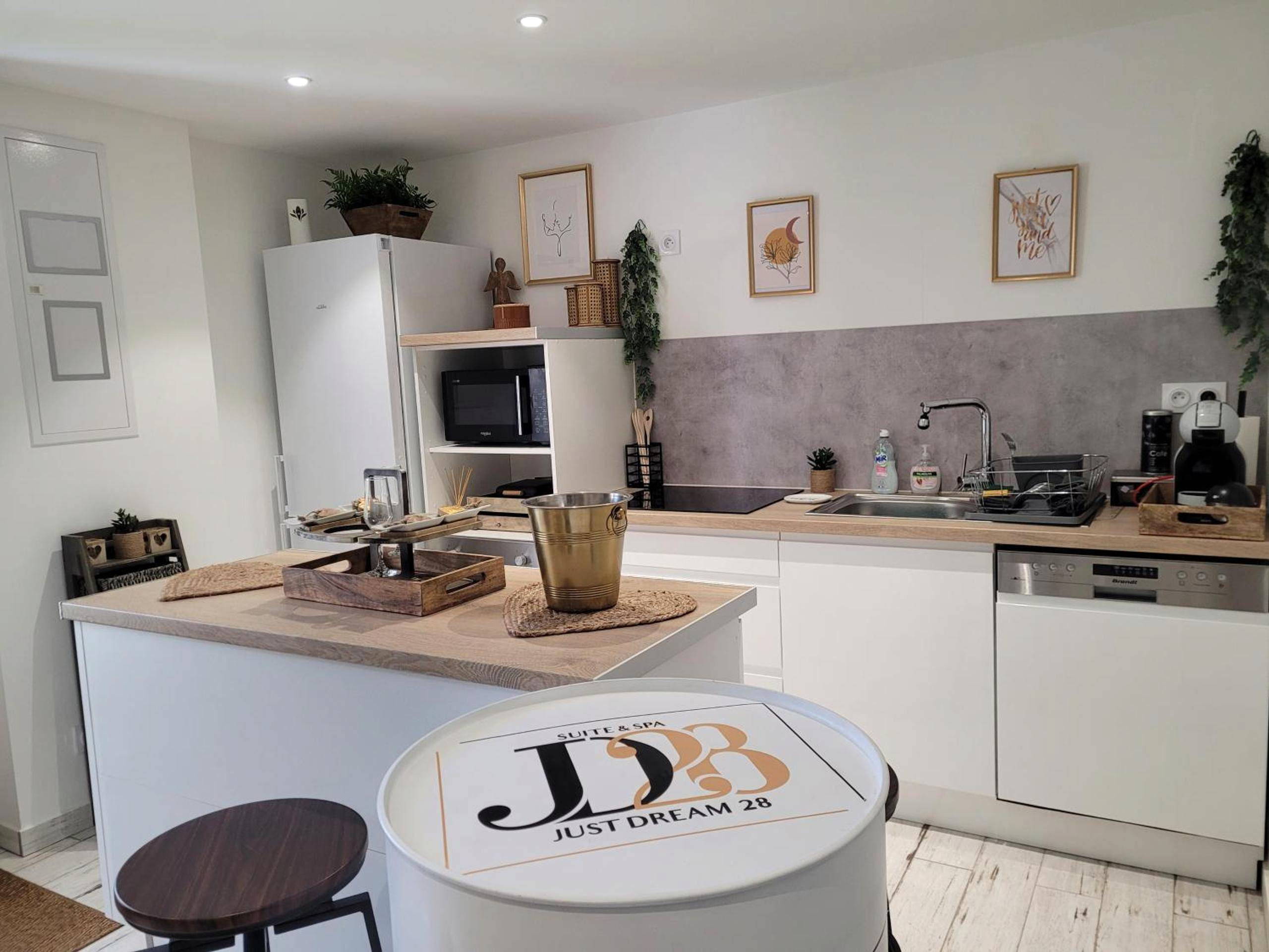 Cuisine équipée avec îlot central et tabouret - Suite & SPA Just Dream 28