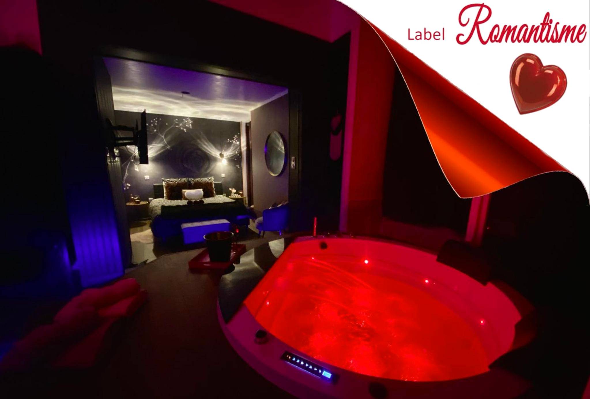 Jacuzzi privatif avec éclairage rouge et chambre - Love Room Quimperlé - SUITE KASSIOPEE, romantisme, balnéo, sauna