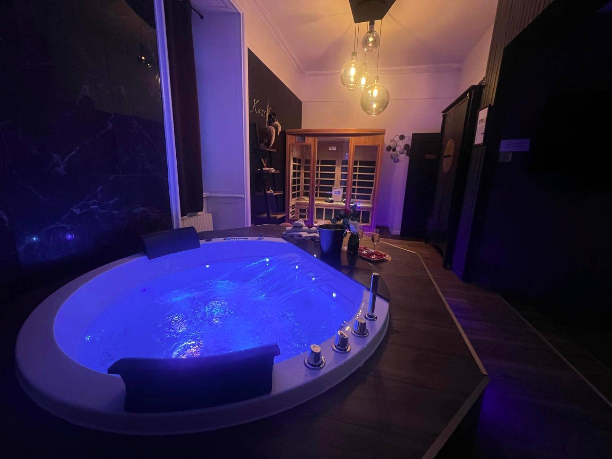 Baignoire balnéo lumineuse et sauna infrarouge - SUITE KASSIOPEE, romantisme, balnéo, sauna