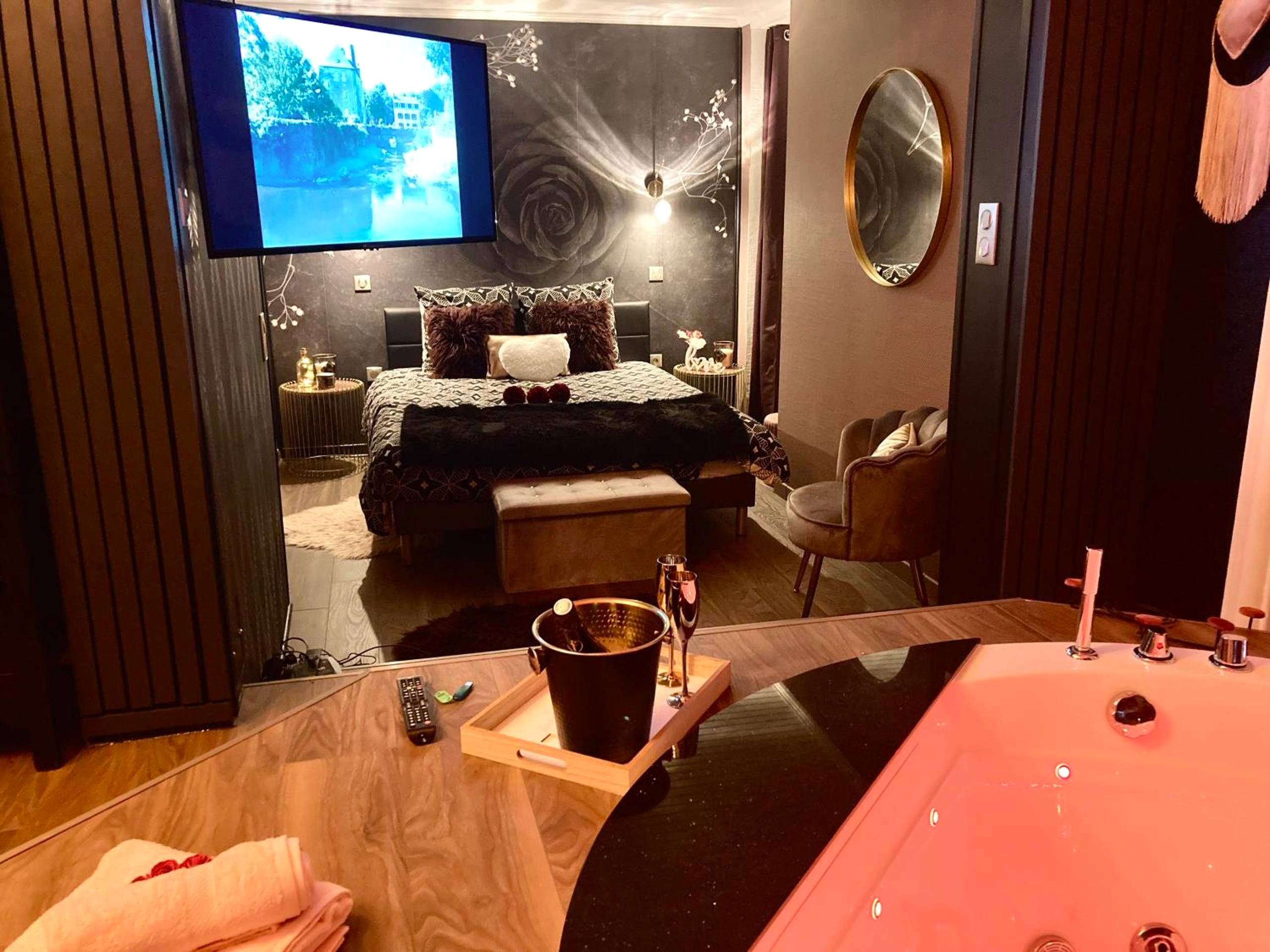 Photo du logement - SUITE KASSIOPEE, romantisme, balnéo, sauna