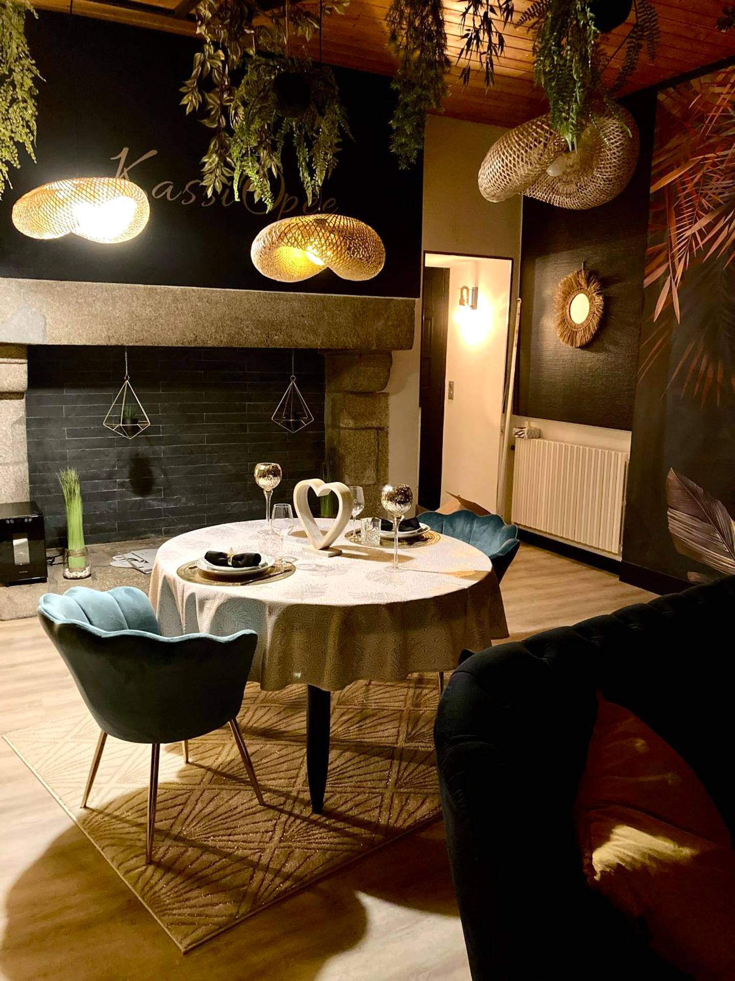 Table dressée pour deux devant une cheminée - SUITE KASSIOPEE, romantisme, balnéo, sauna