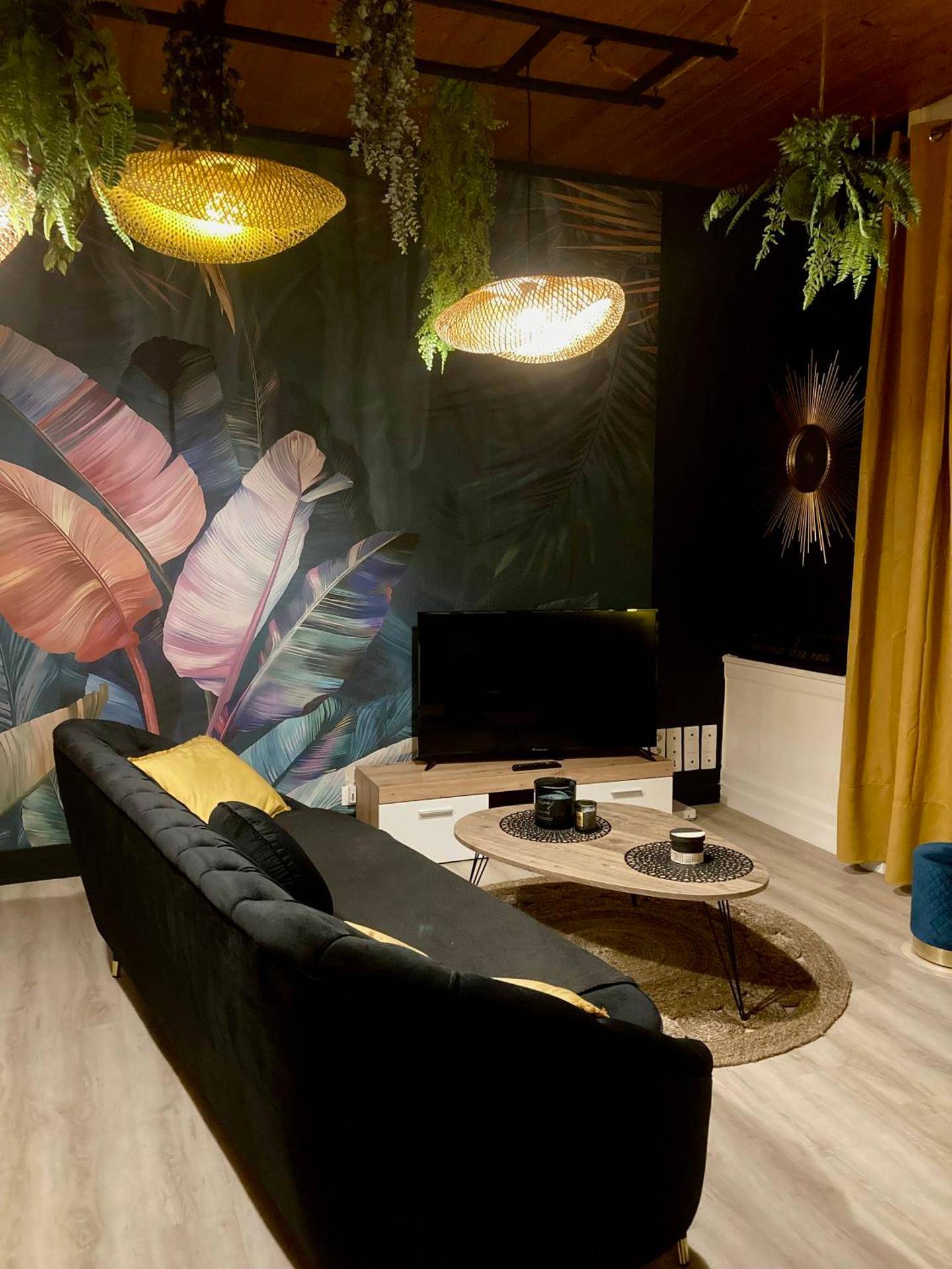 Salon avec canapé en velours et mur végétal - SUITE KASSIOPEE, romantisme, balnéo, sauna