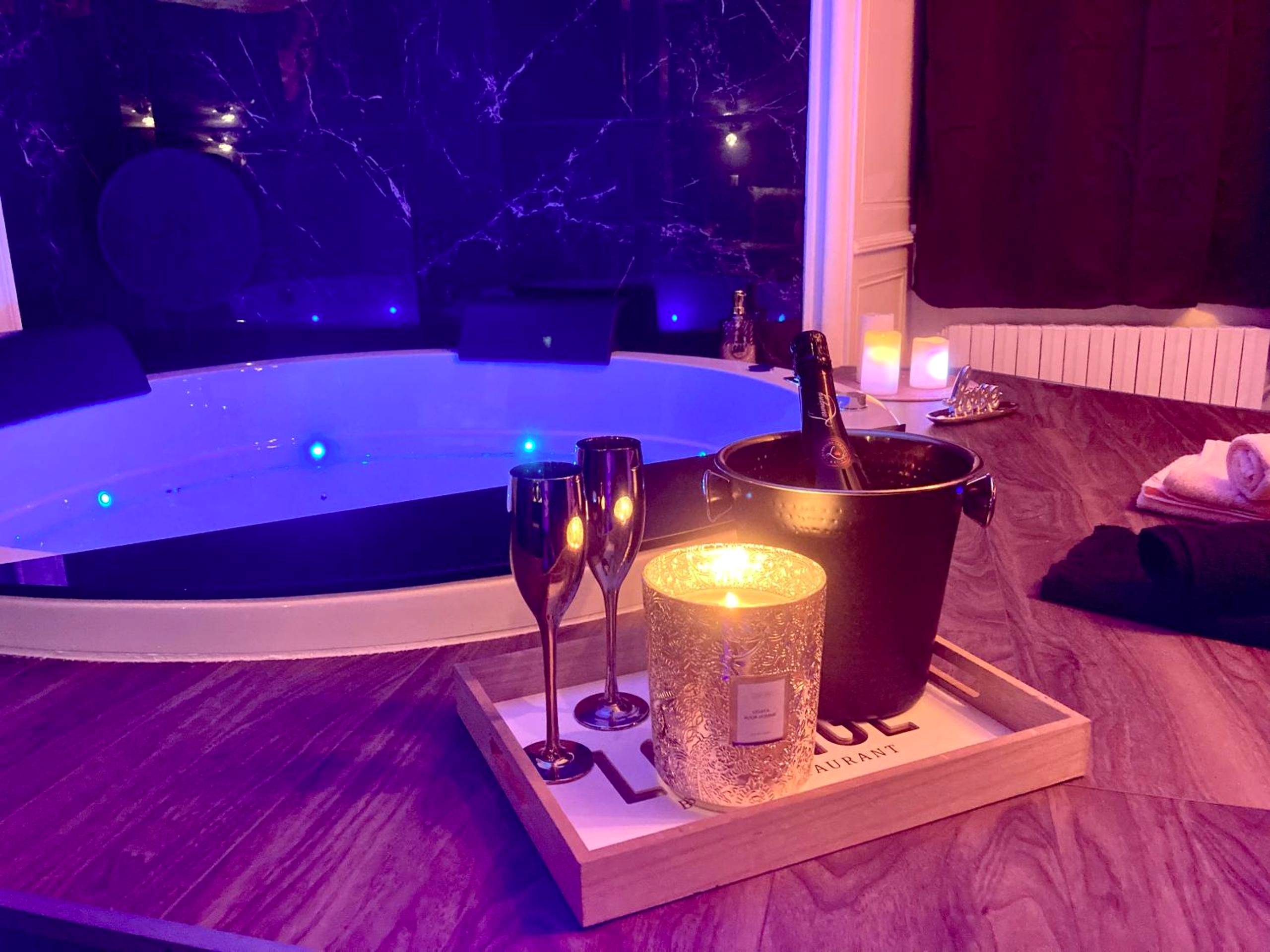 Photo du logement - SUITE KASSIOPEE, romantisme, balnéo, sauna