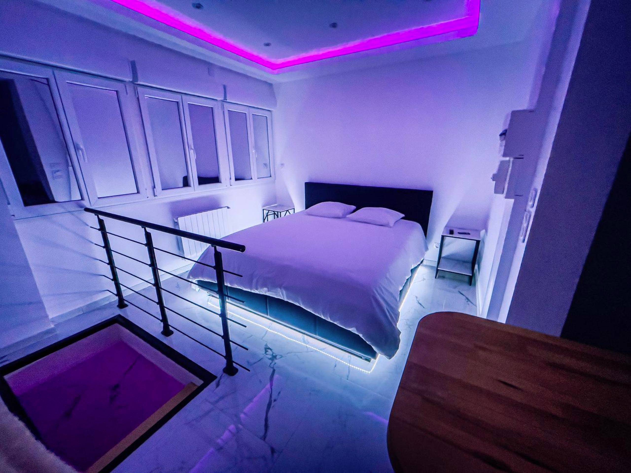 Chambre en mezzanine avec lit king size - Cocon de Sainte - Suite KING Size SAUNA JACUZZI