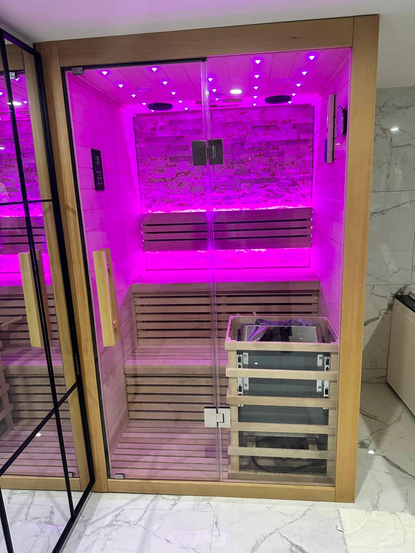 Sauna privatif avec chromothérapie rose - Cocon de Sainte - Suite KING Size SAUNA JACUZZI