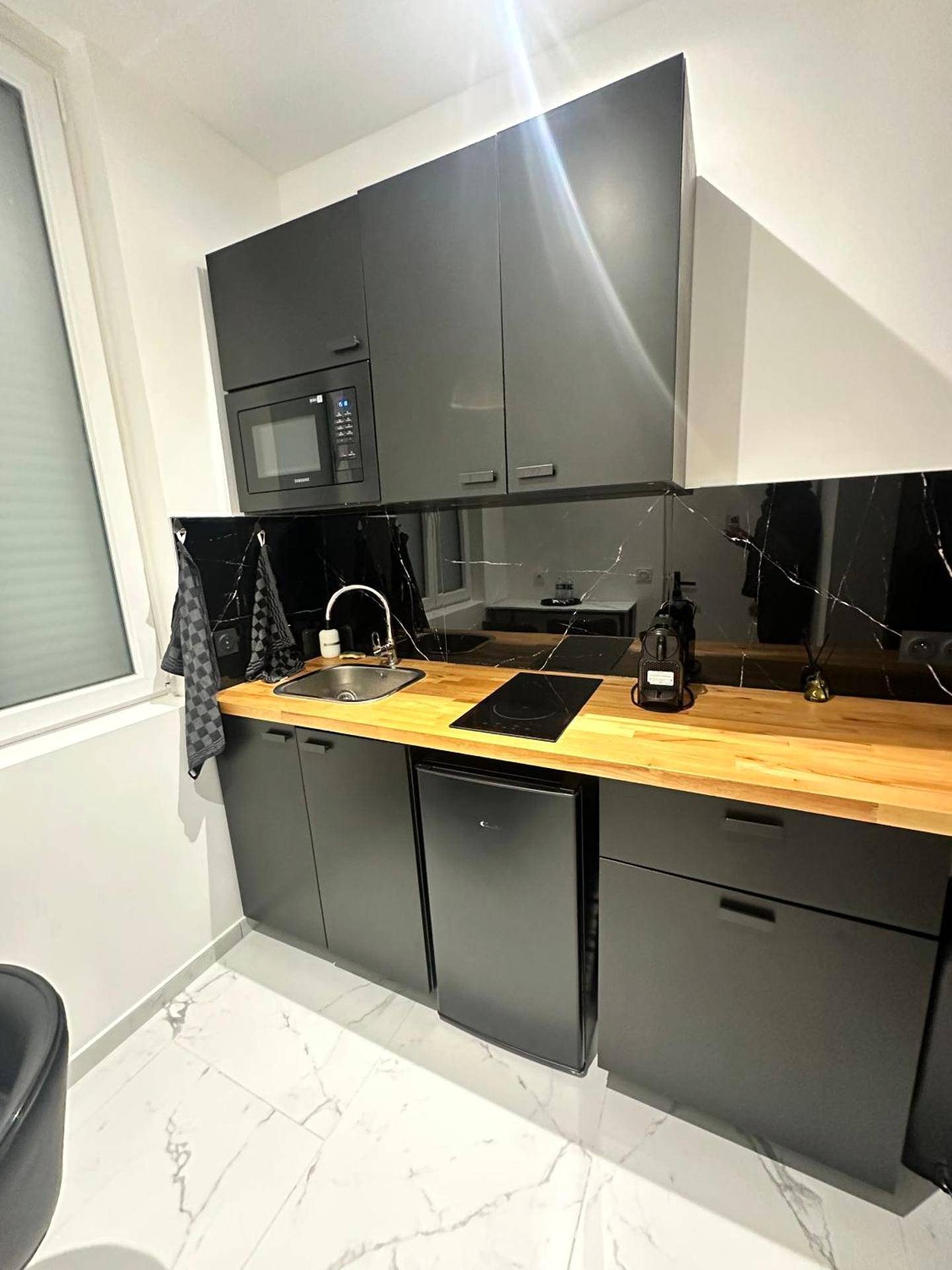Kitchenette moderne avec plan de travail en bois - Cocon de Sainte - Suite KING Size SAUNA JACUZZI