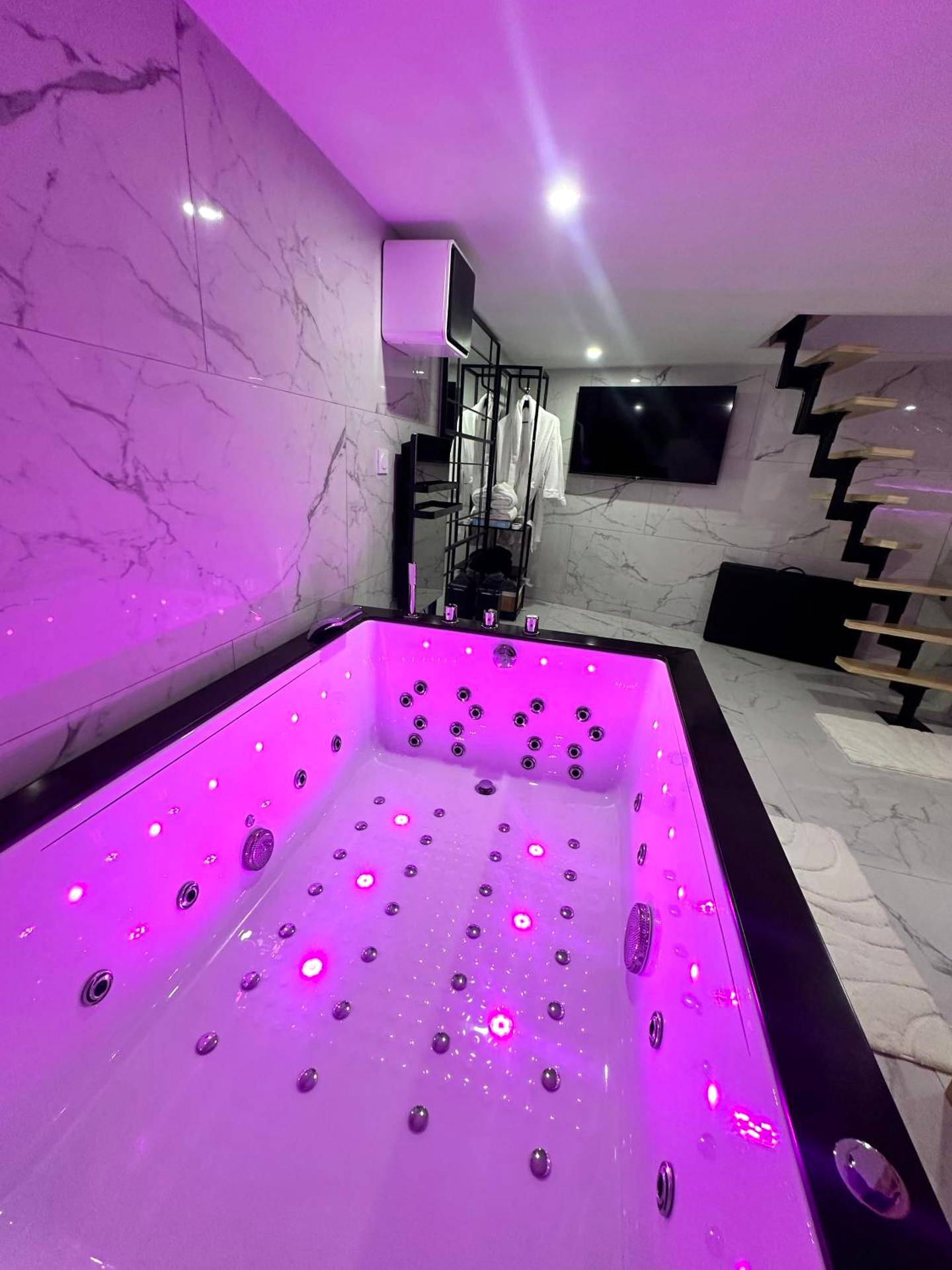 Jacuzzi rectangulaire et escalier design - Cocon de Sainte - Suite KING Size SAUNA JACUZZI