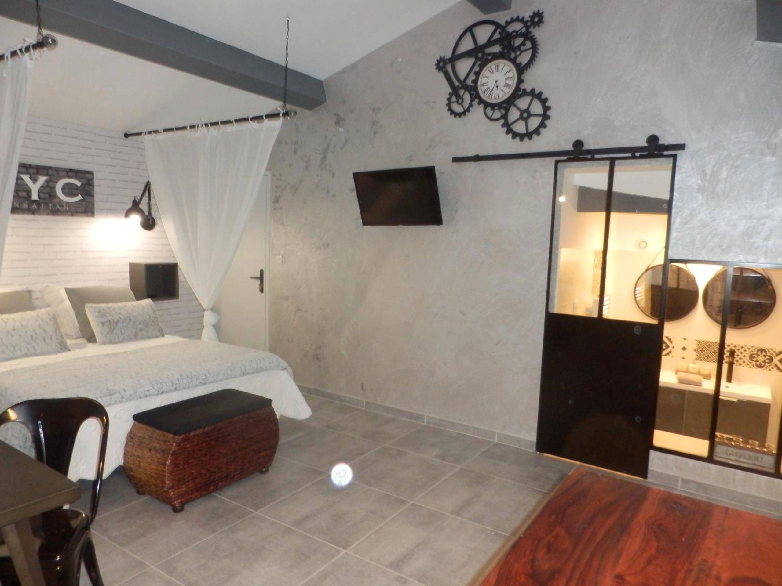 Photo du logement - Suite luxe avec sauna et jacuzzi privée - Lambesc