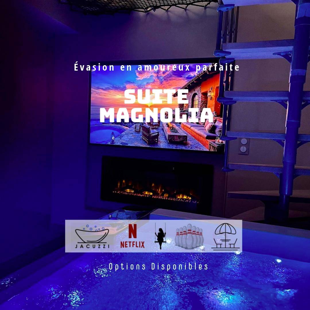 Baignoire balnéo éclairée face à la TV - Suite Magnolia