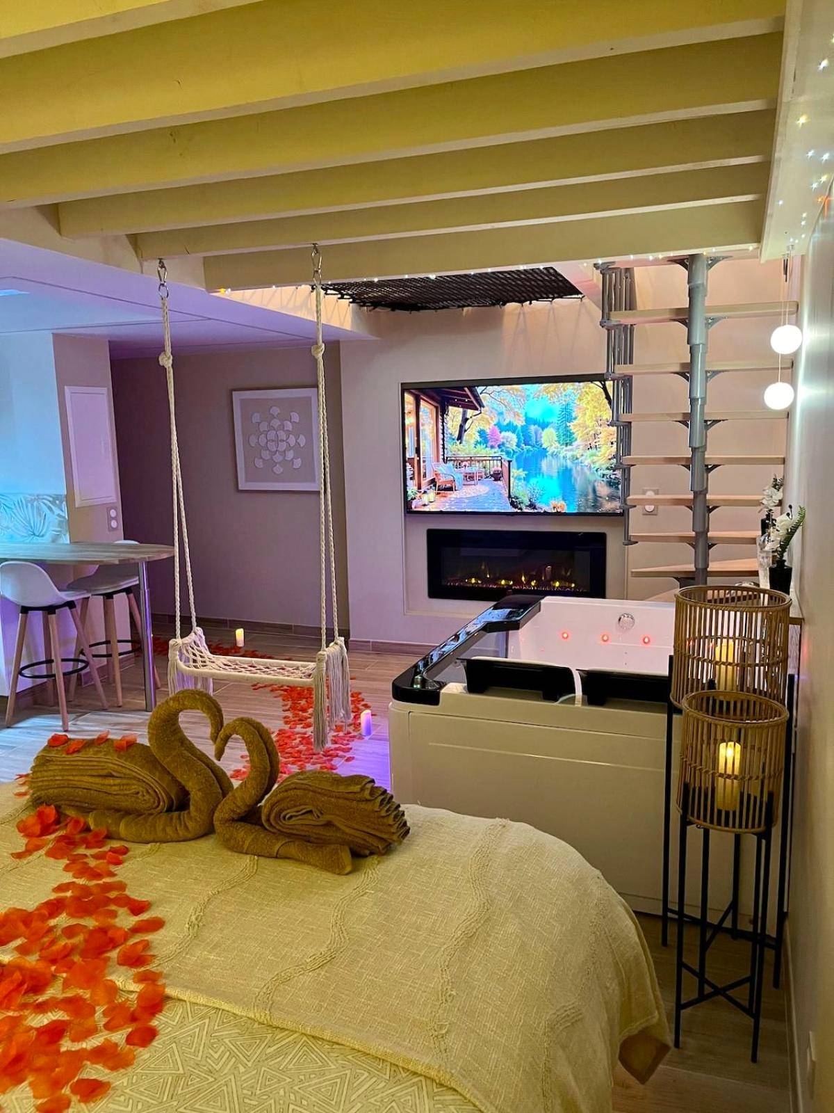 Lit avec cygnes en serviette et balançoire - Suite Magnolia